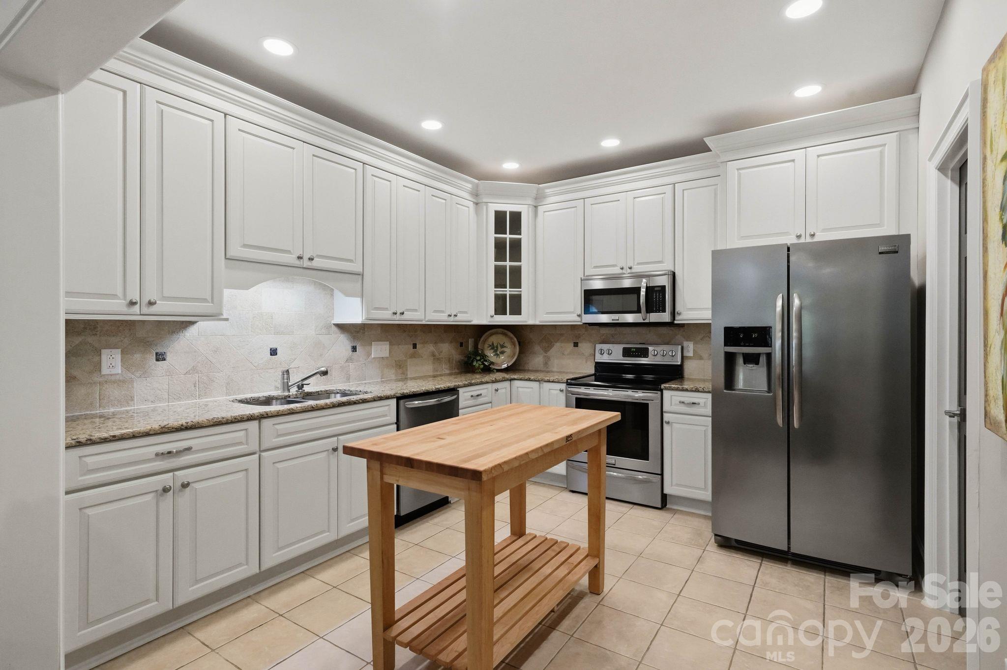2432 Selwyn Avenue Property Photo 13