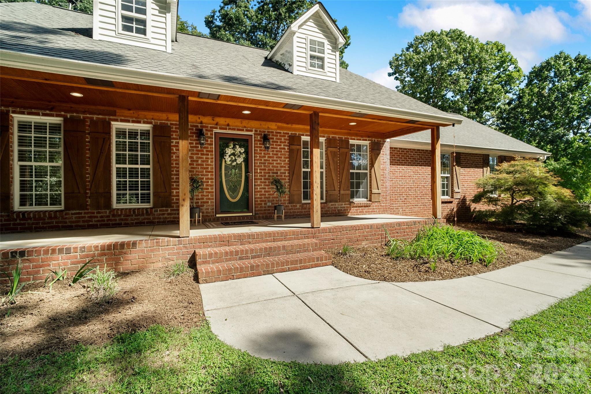 996 Beamguard Road Property Photo 3