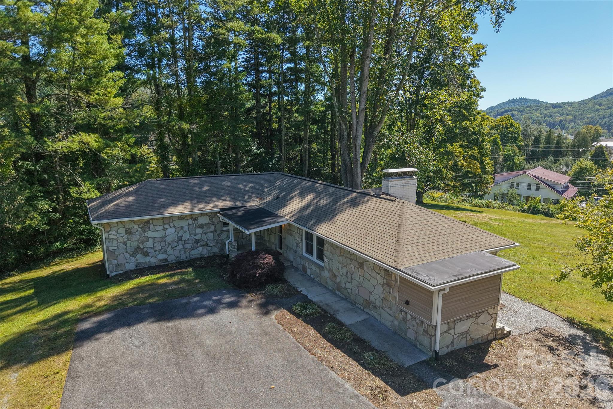 390 Sokassa Road Property Photo 3