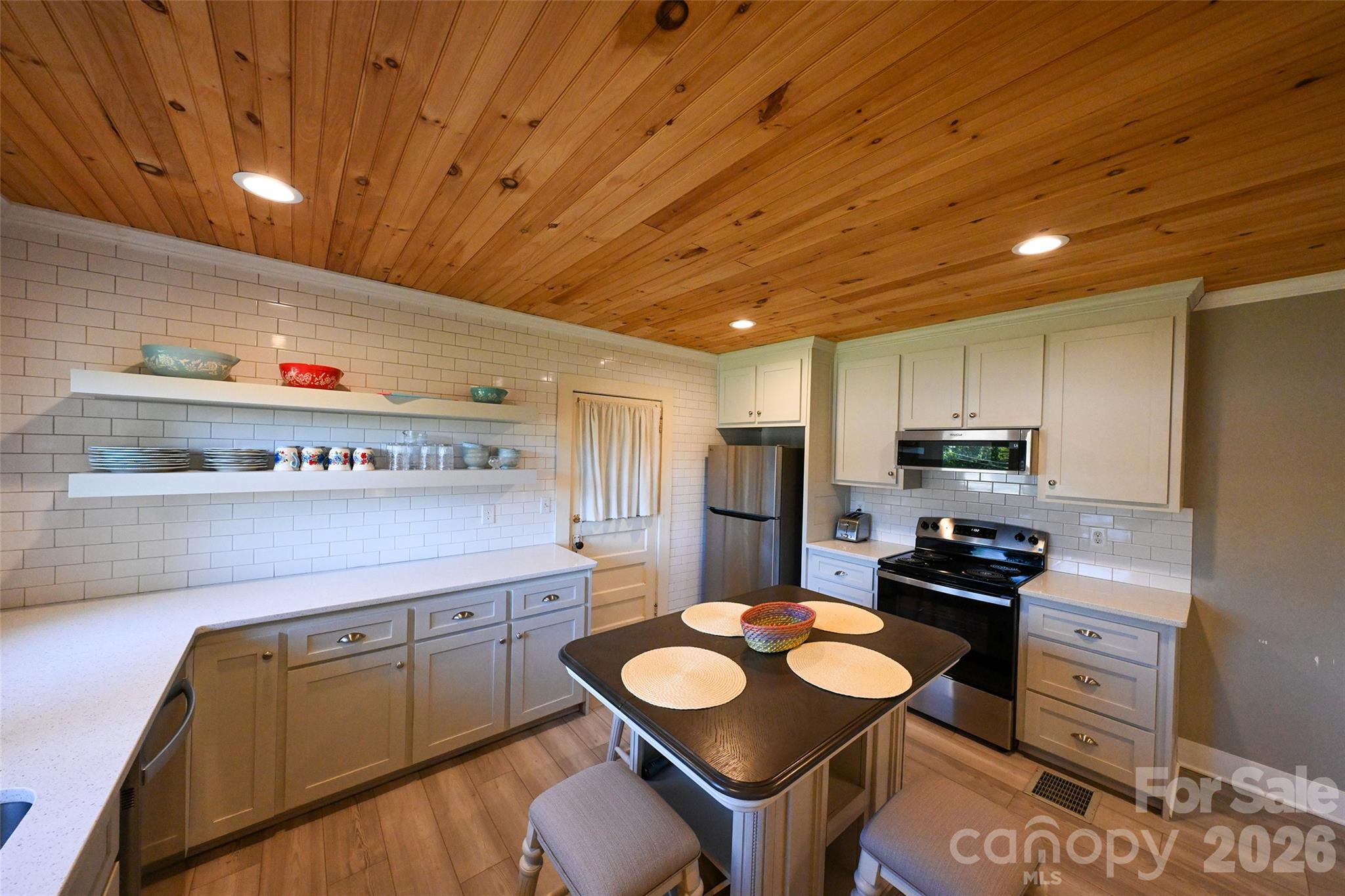 390 Sokassa Road Property Photo 8