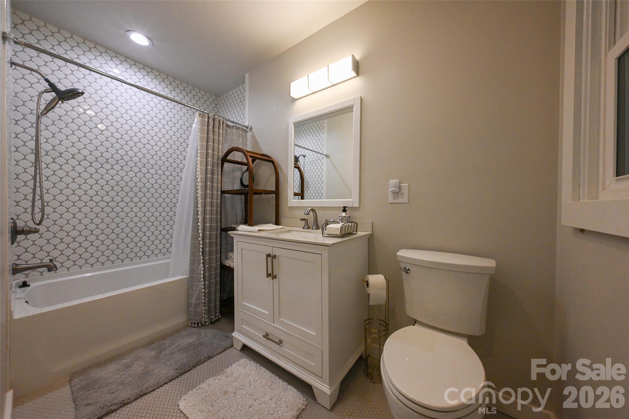 390 Sokassa Road Property Photo 24