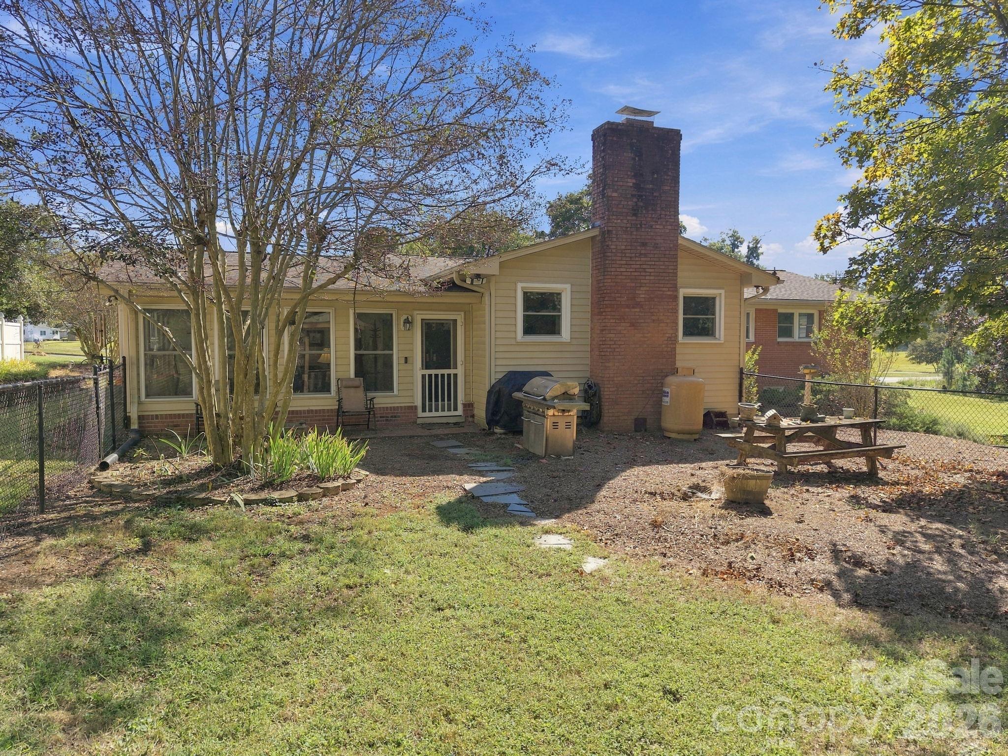 82 Henderson Street Property Photo 4