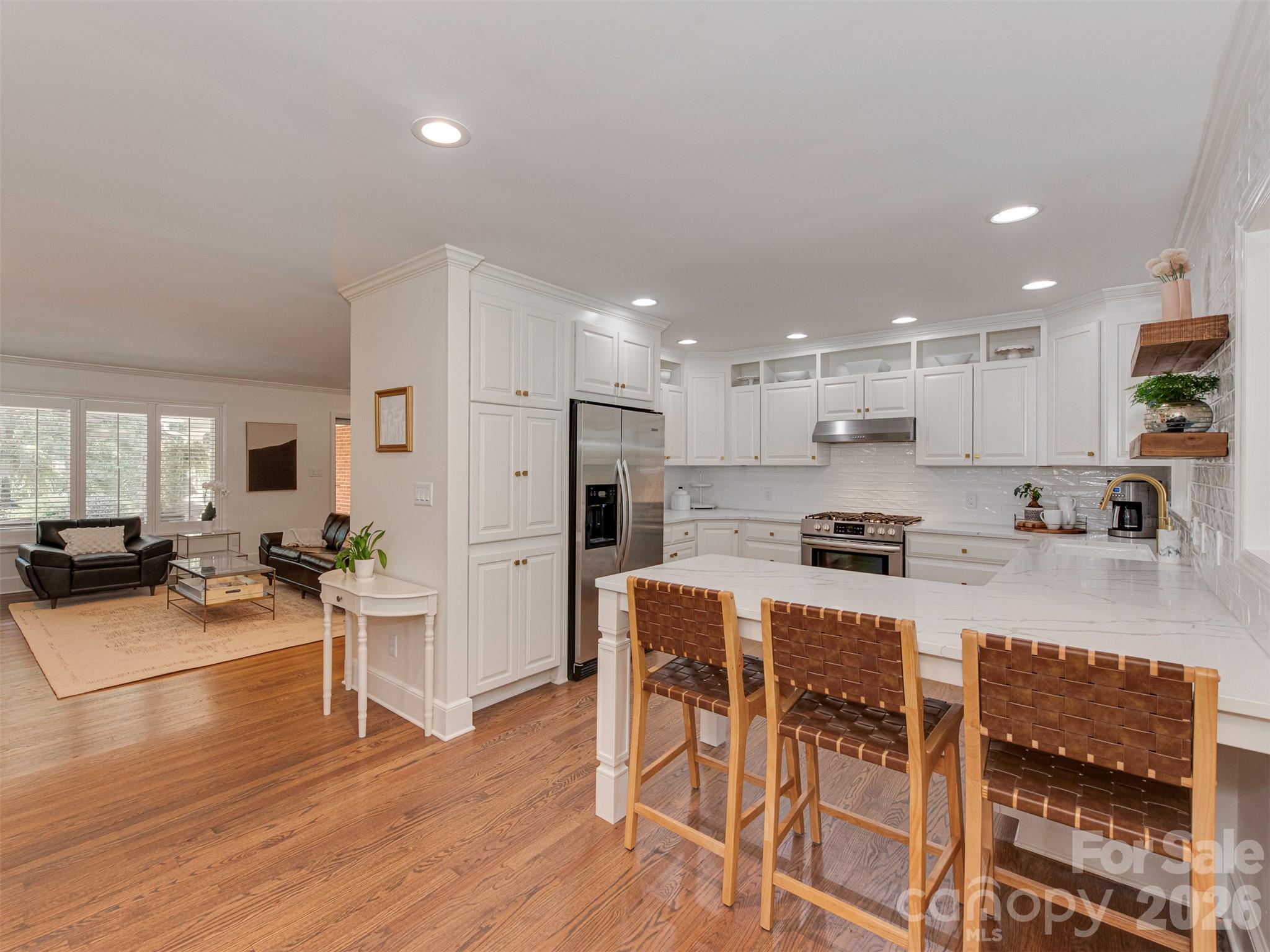 723 Romany Road Property Photo 6