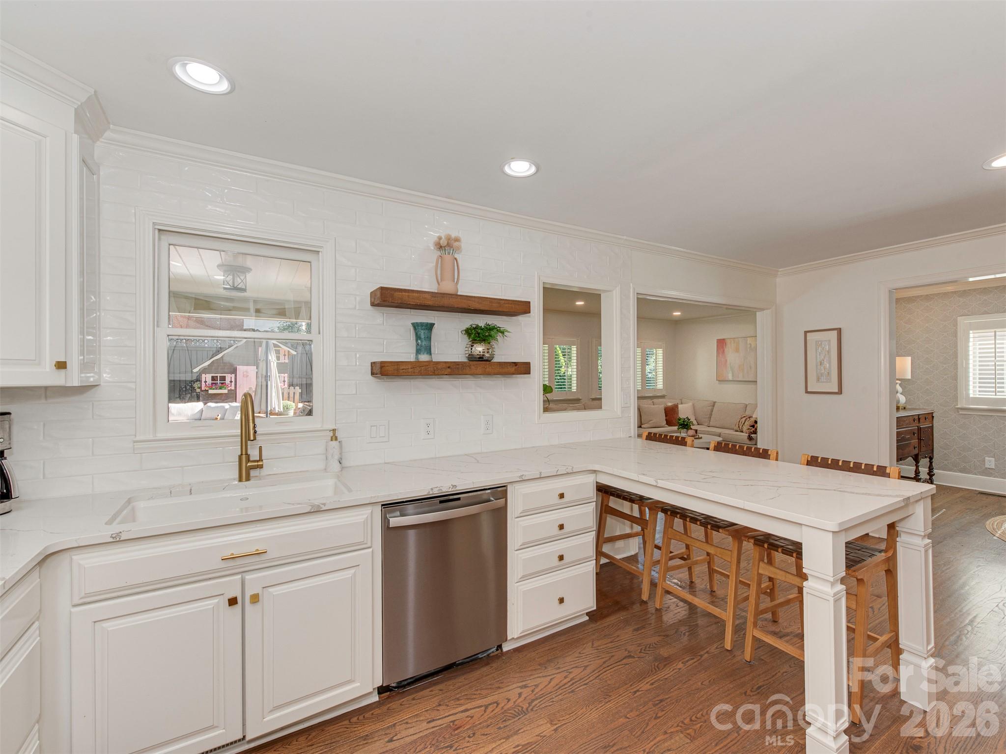 723 Romany Road Property Photo 7