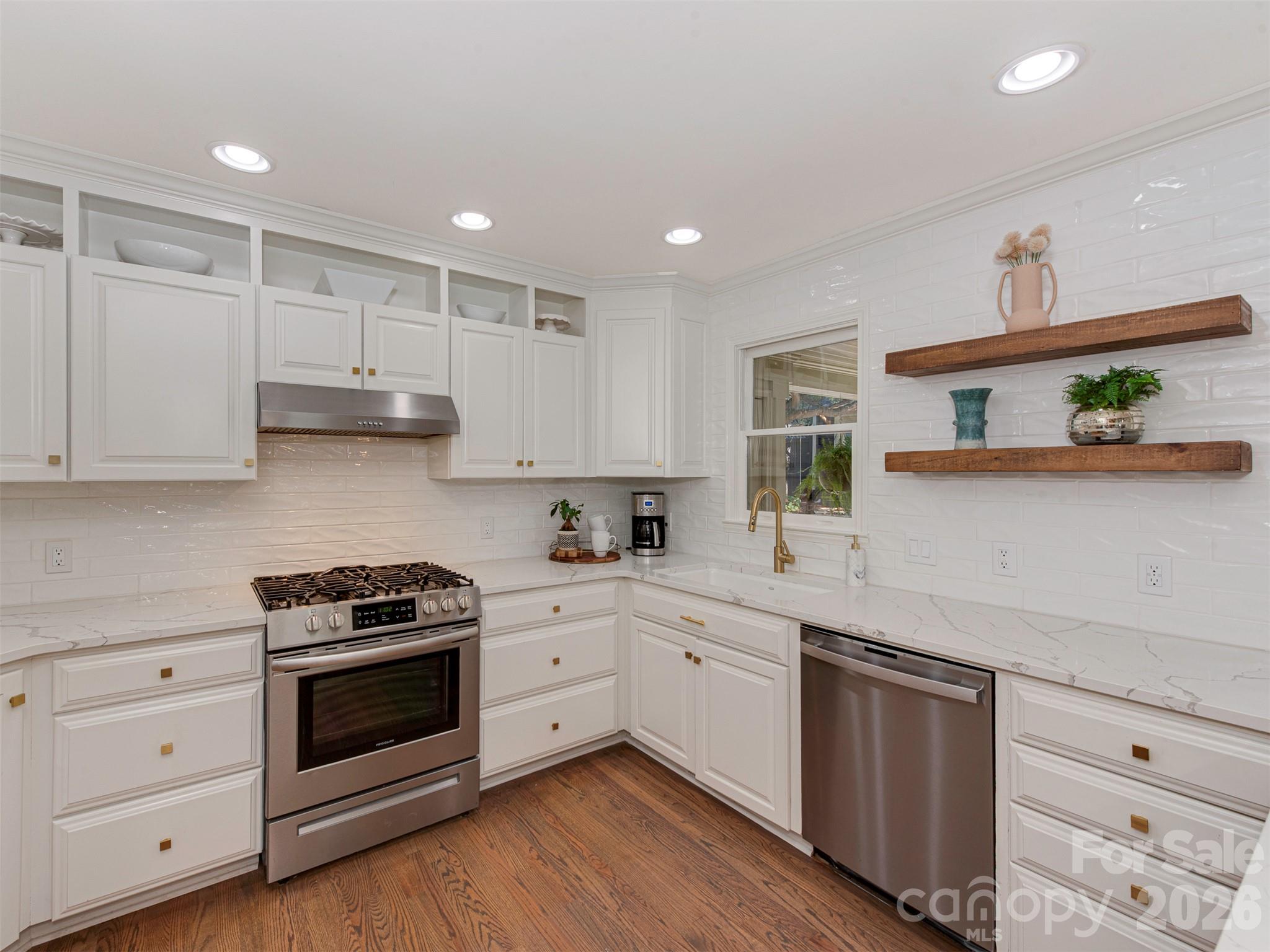 723 Romany Road Property Photo 8