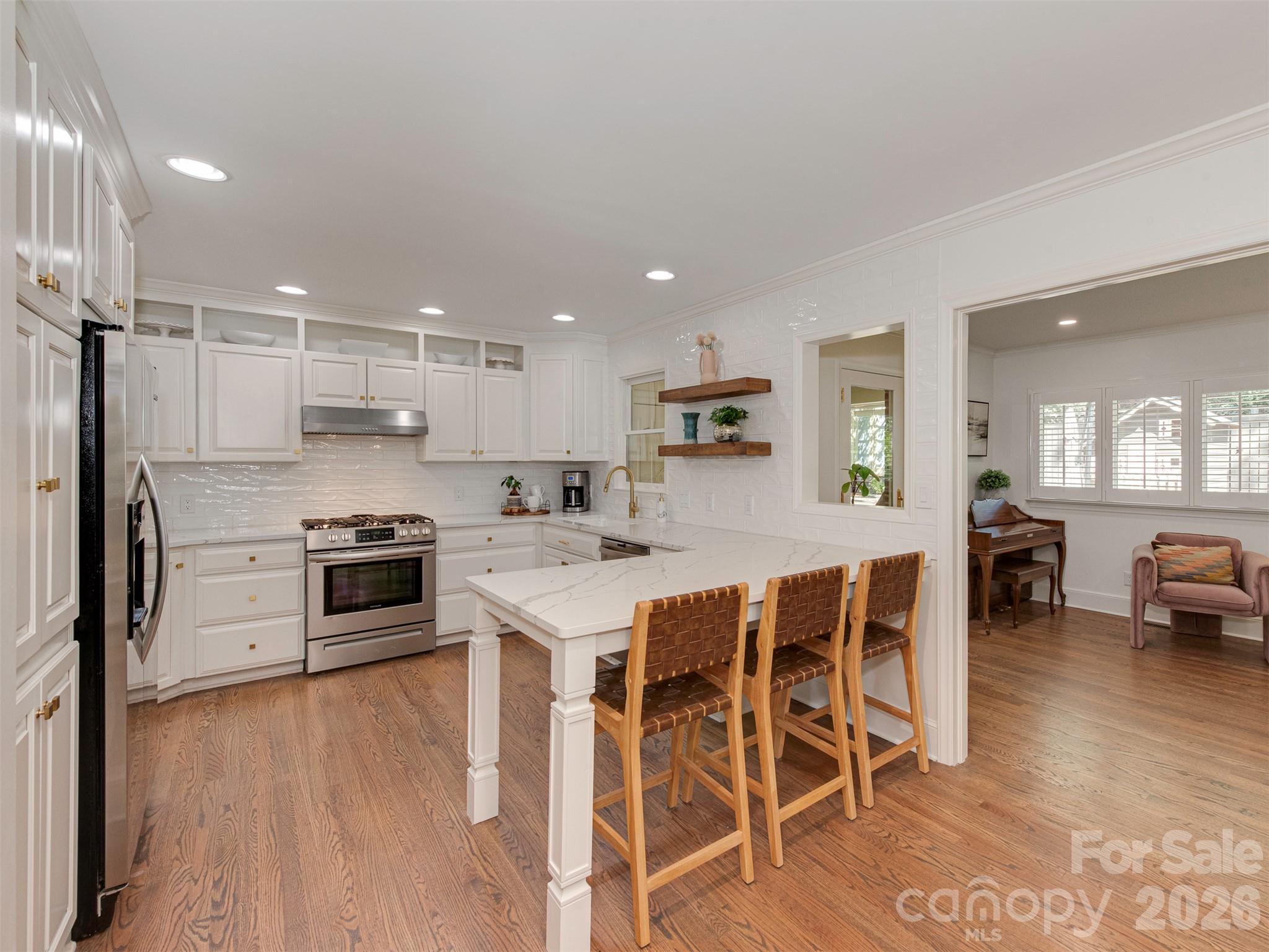 723 Romany Road Property Photo 9