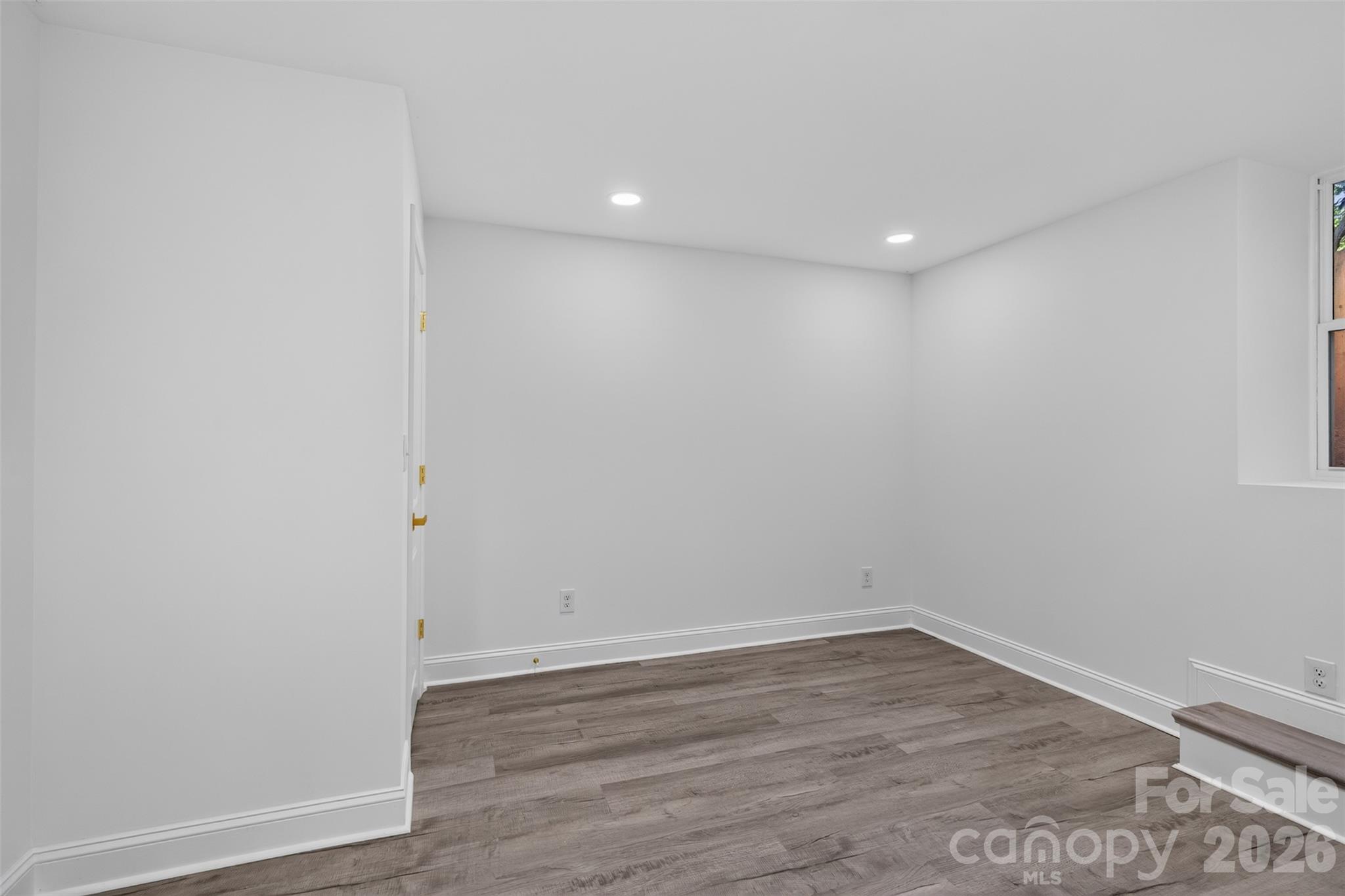 1561 Westdale Drive Property Photo 26