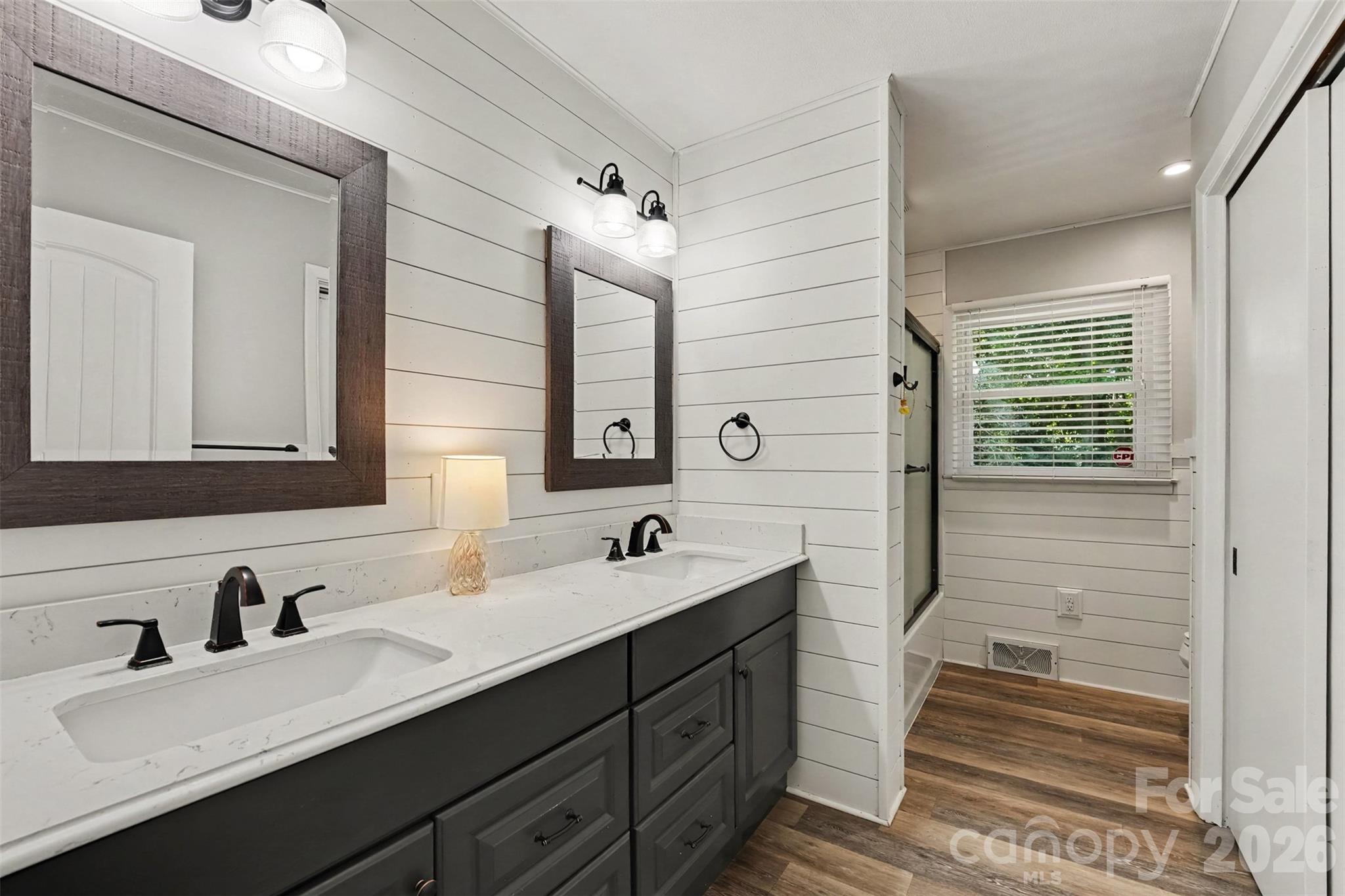 211 W 21st Street Property Photo 5