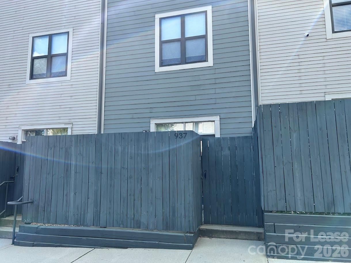 937 E 7th Street Property Photo 2