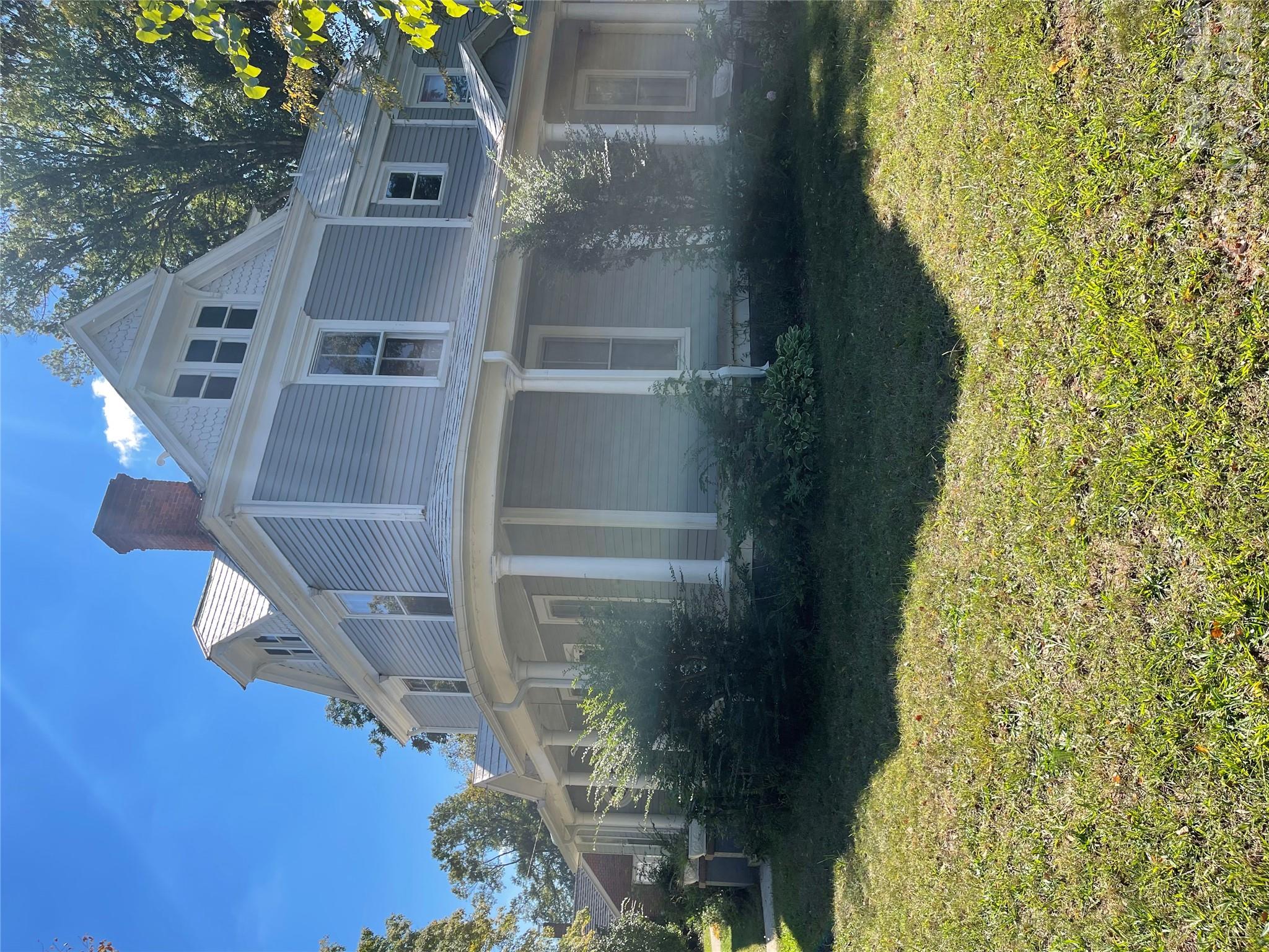 334 Davie Avenue Property Photo 3