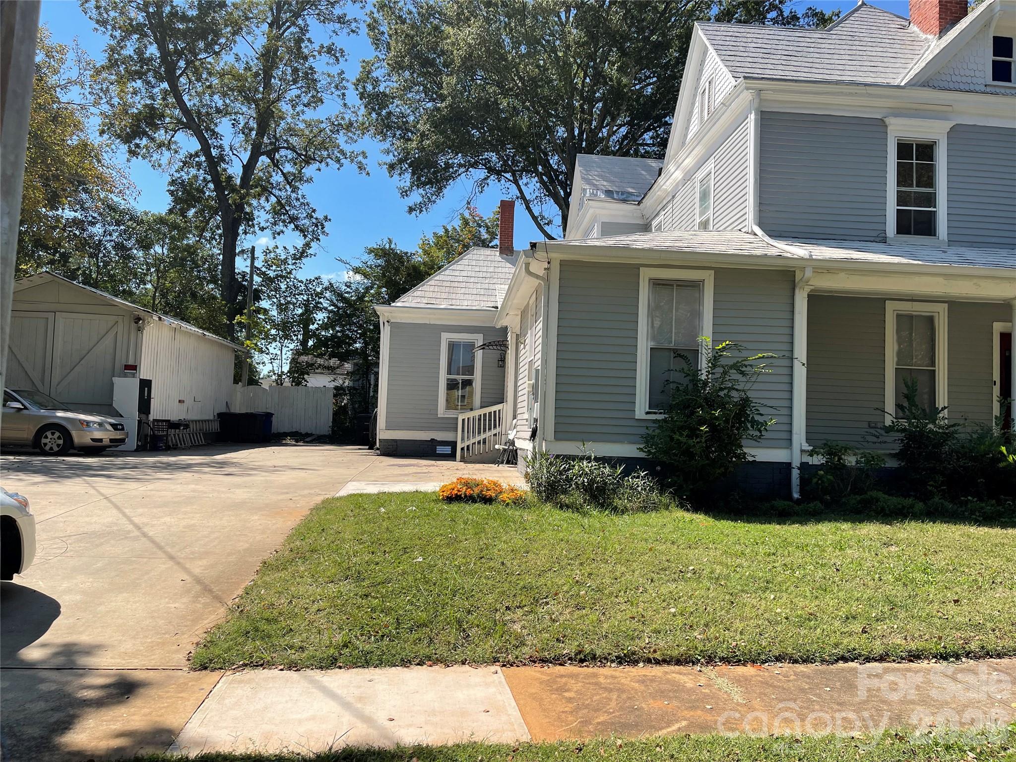 334 Davie Avenue Property Photo 6