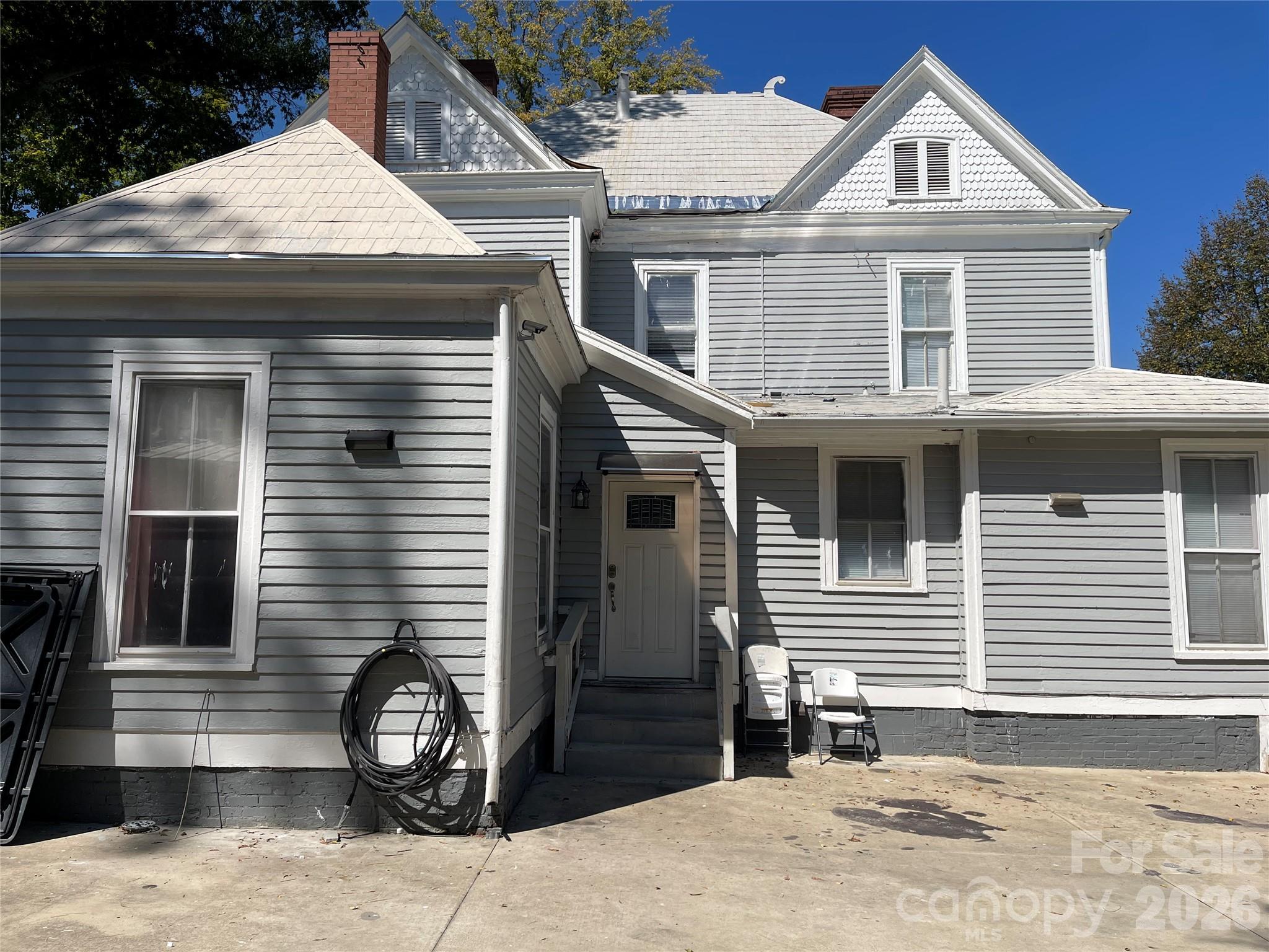 334 Davie Avenue Property Photo 7