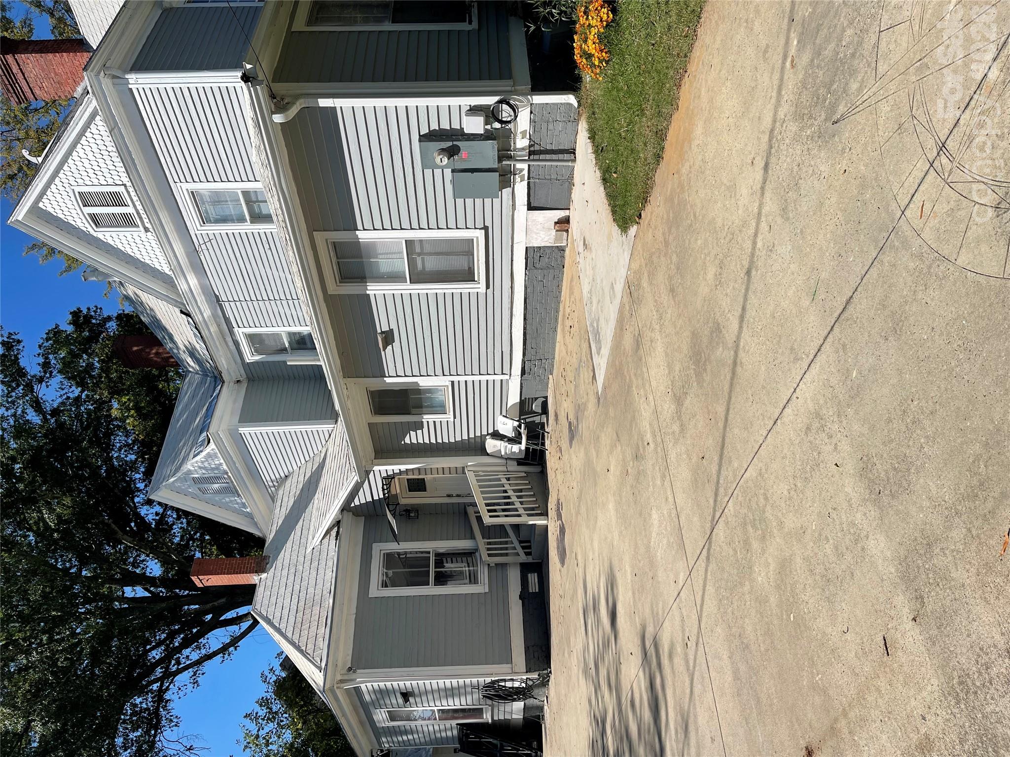 334 Davie Avenue Property Photo 8