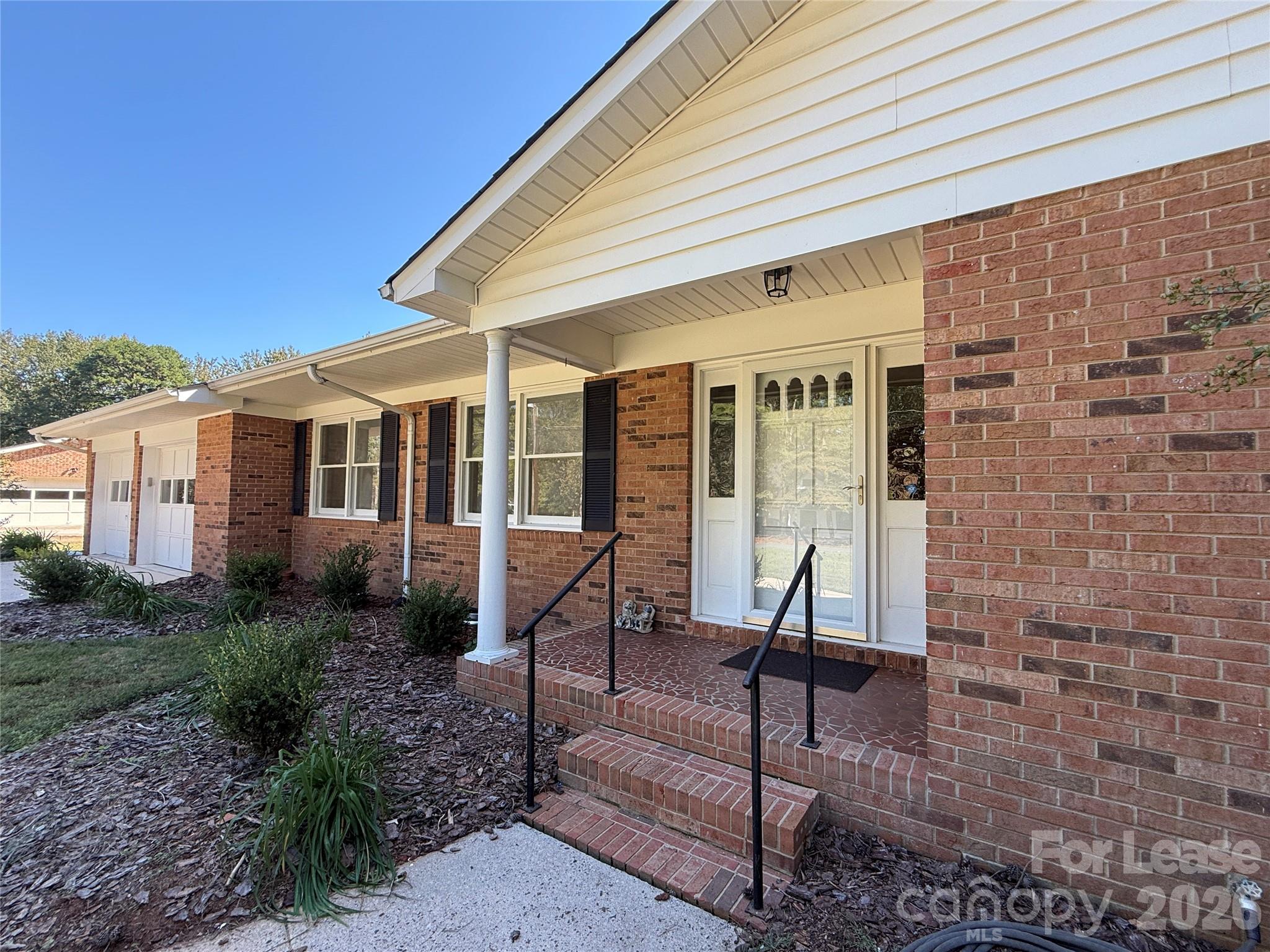 8806 Crestwood Drive Property Photo 3