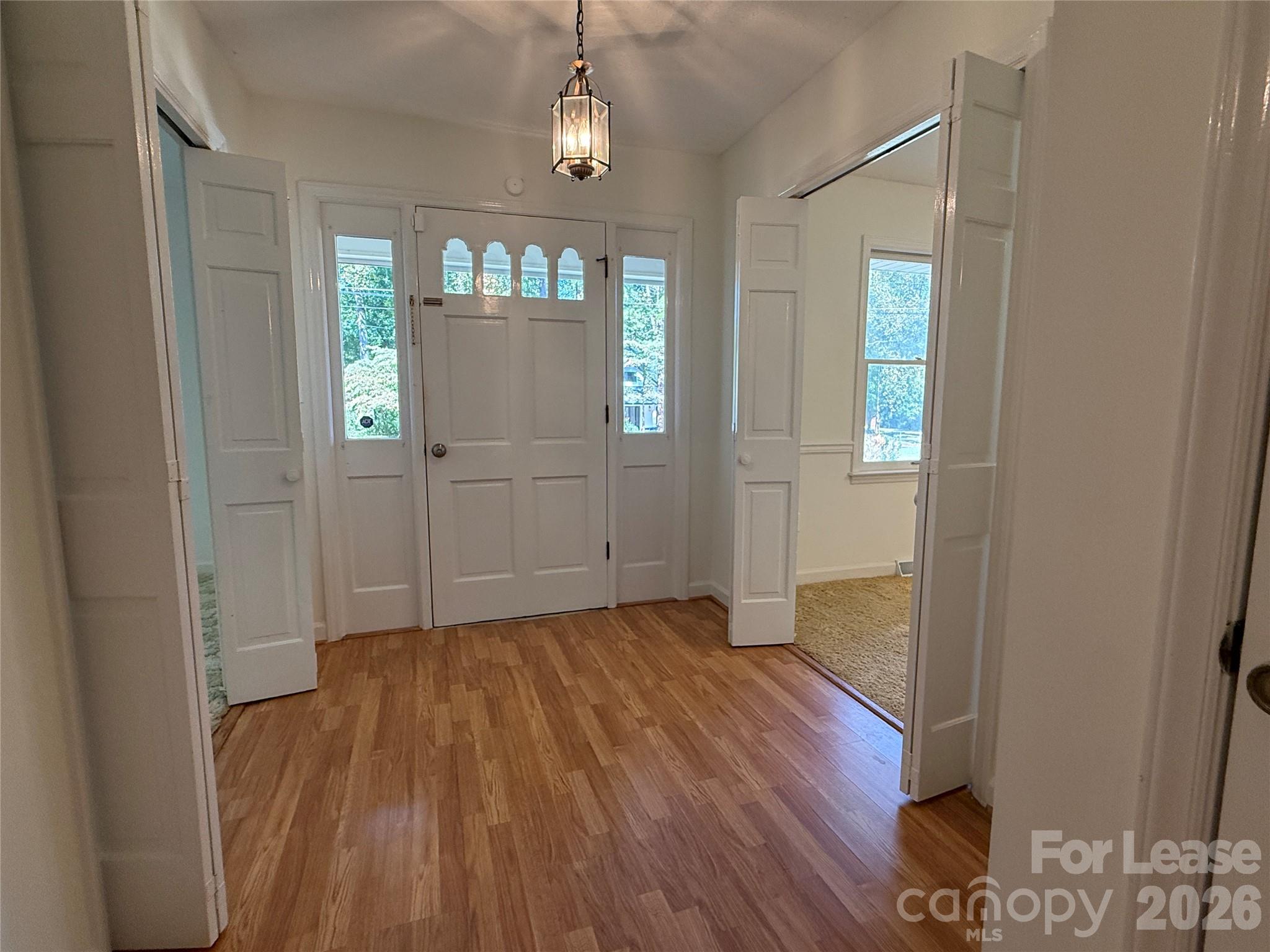 8806 Crestwood Drive Property Photo 4