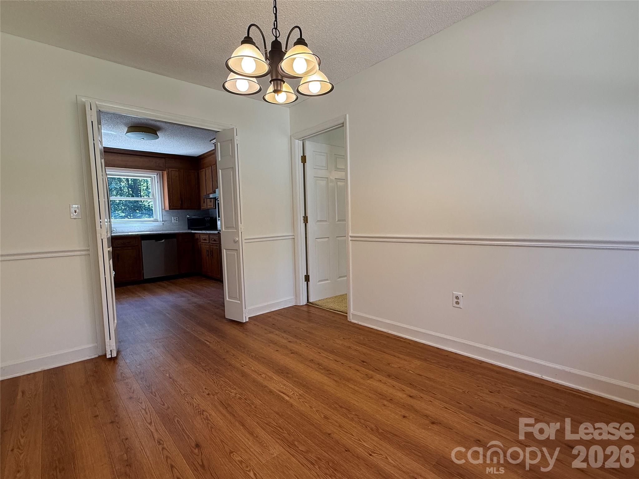8806 Crestwood Drive Property Photo 12