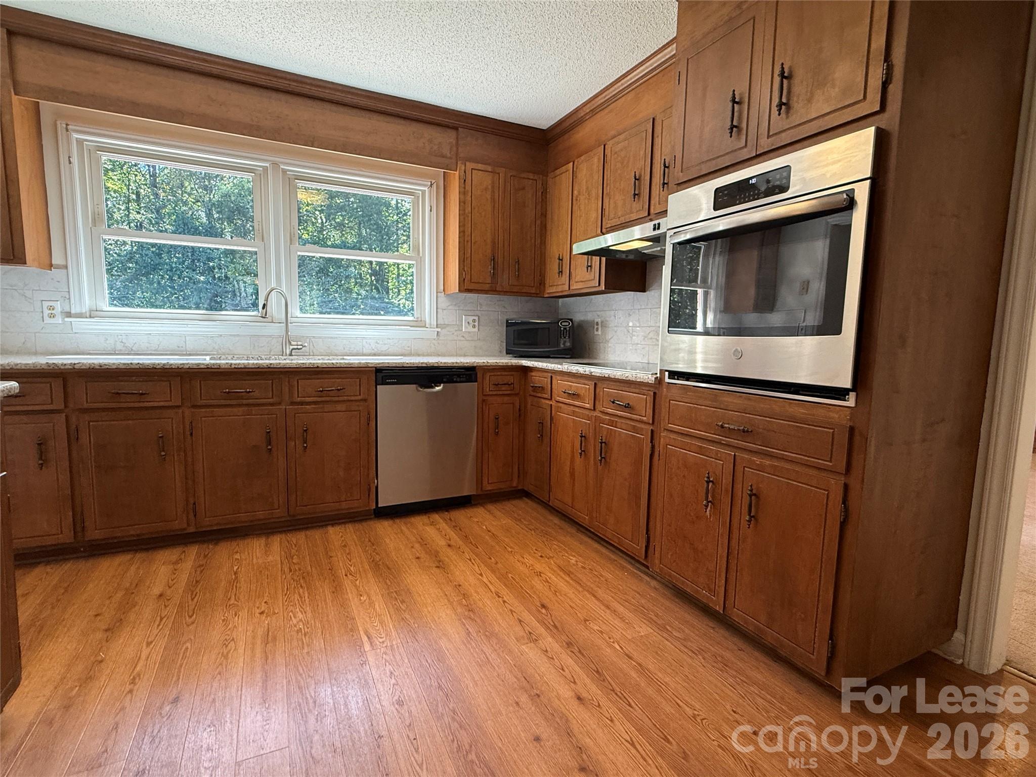 8806 Crestwood Drive Property Photo 17