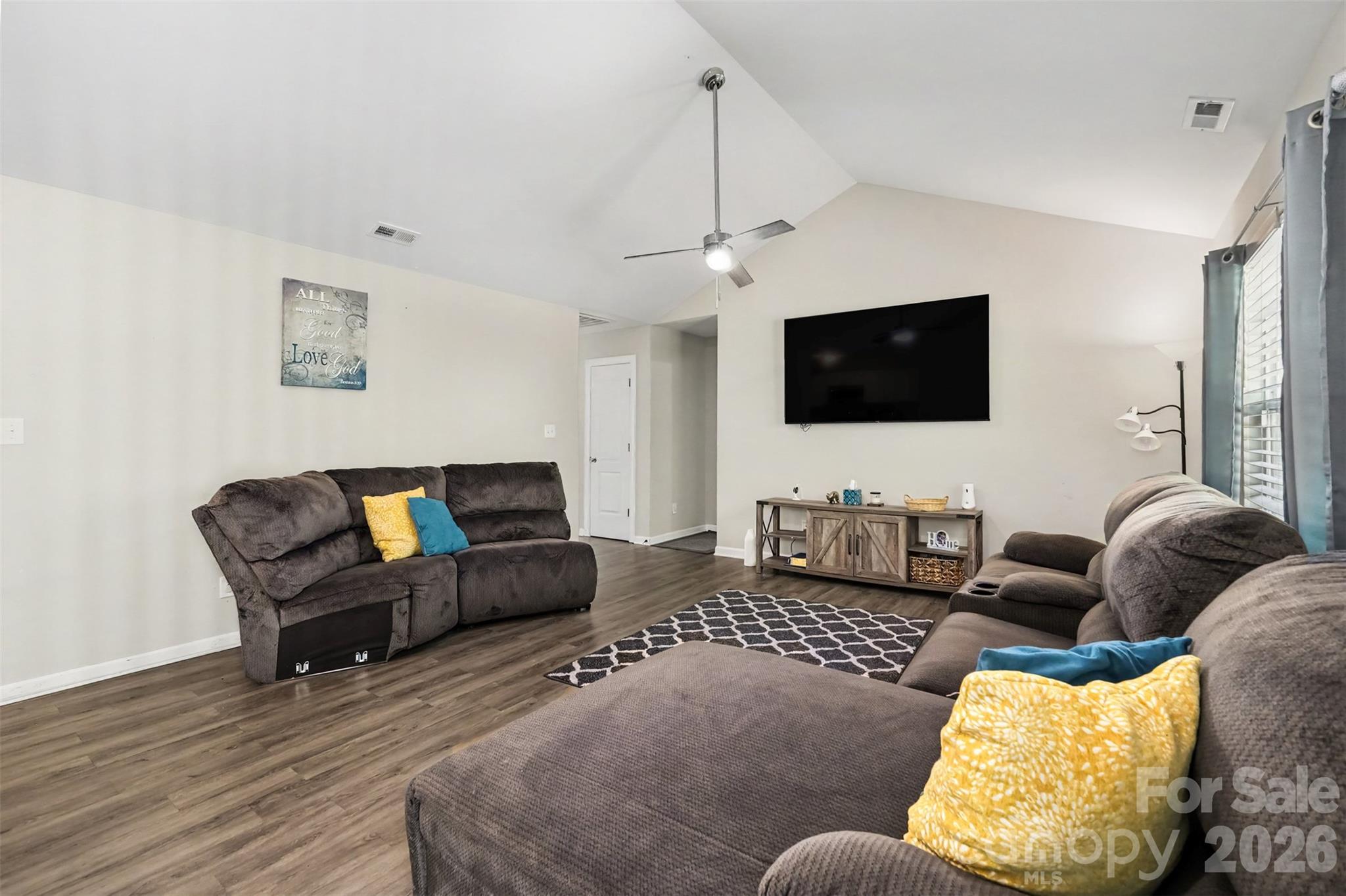 633 Ashford Street Property Photo 4