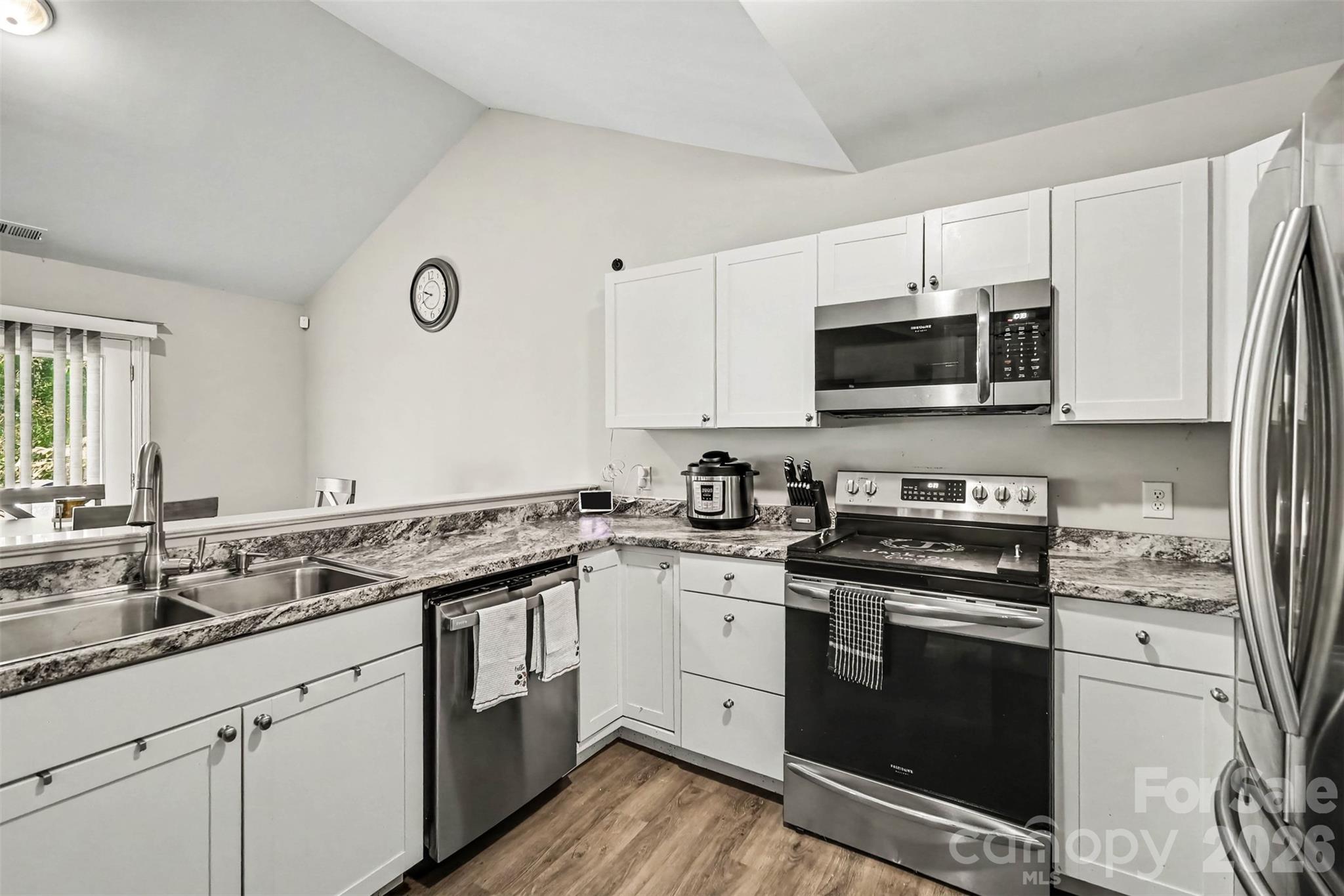 633 Ashford Street Property Photo 7