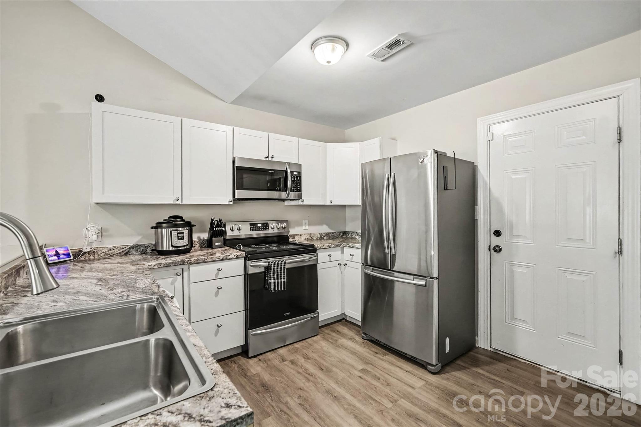 633 Ashford Street Property Photo 8
