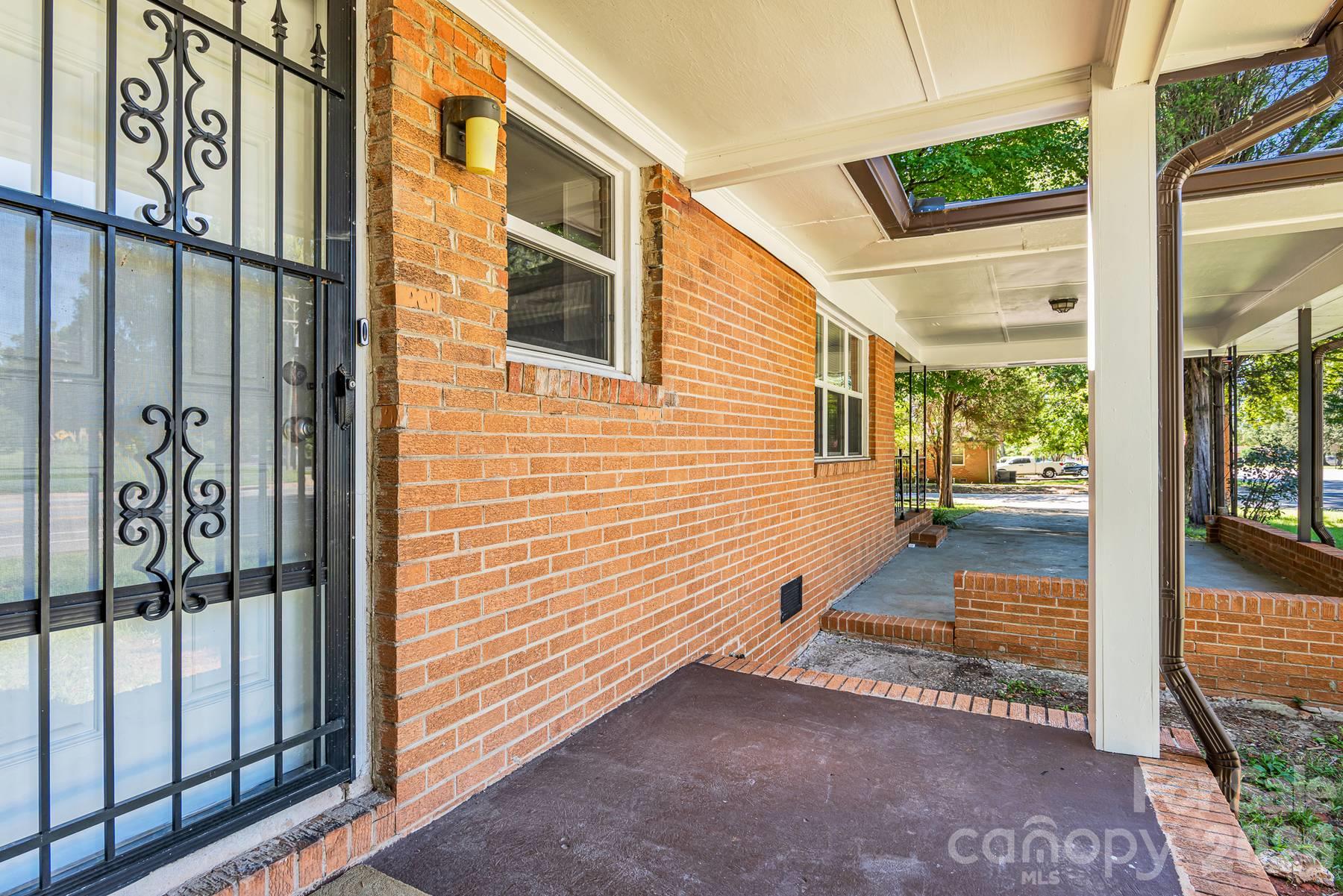 402 E Horah Street Property Photo 3