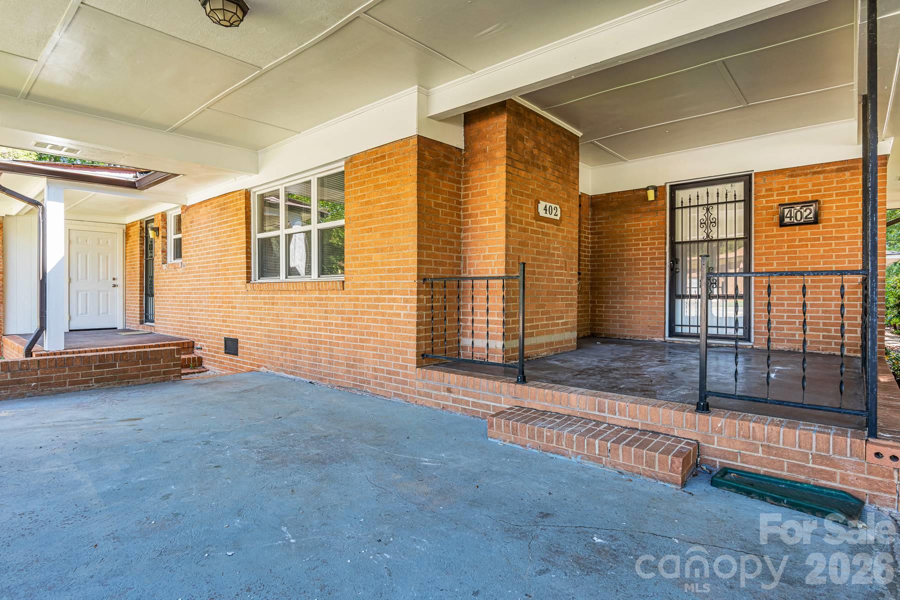 402 E Horah Street Property Photo 4