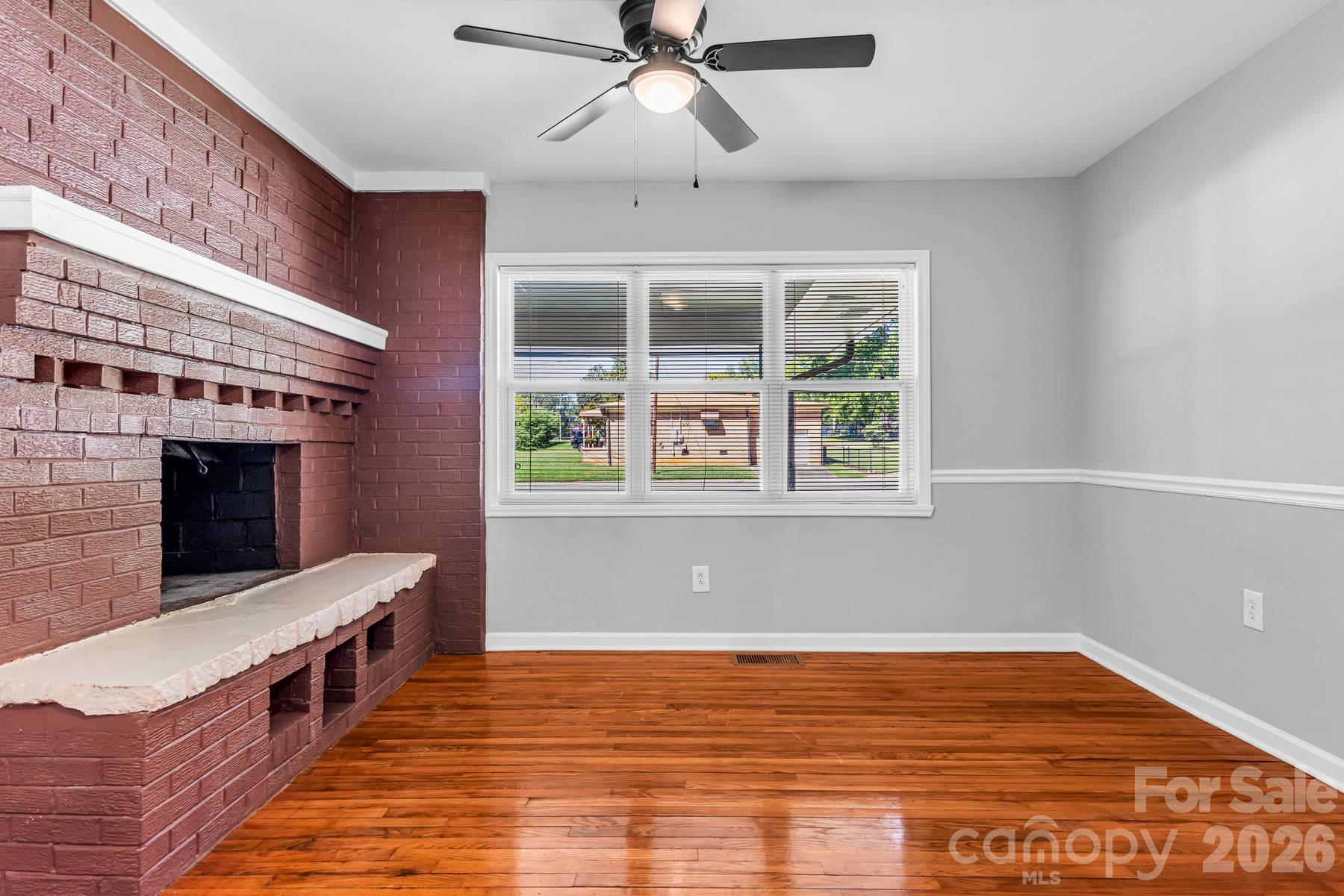 402 E Horah Street Property Photo 10