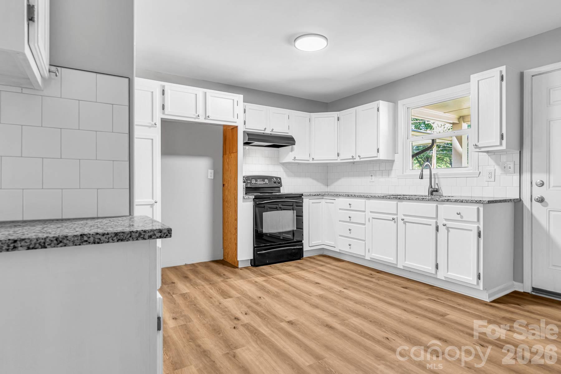 402 E Horah Street Property Photo 23