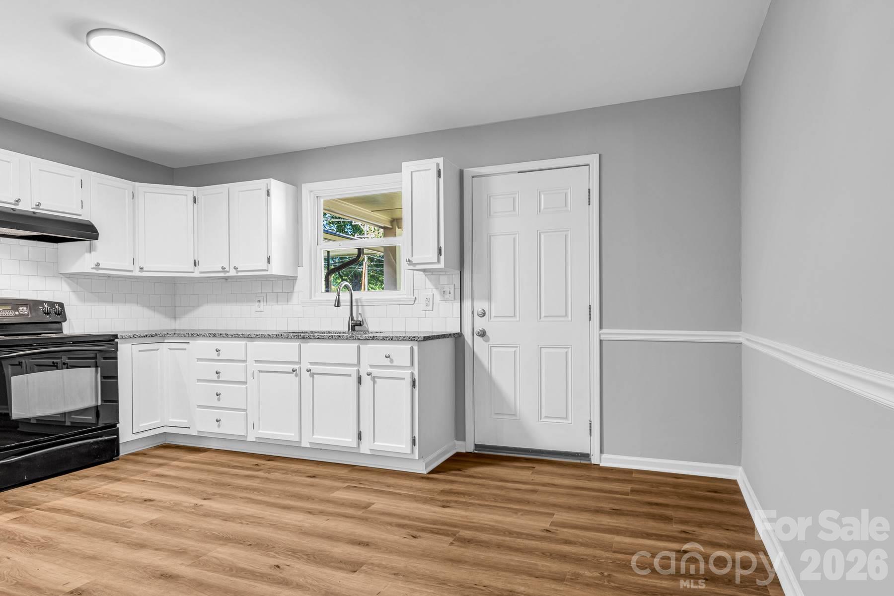 402 E Horah Street Property Photo 24
