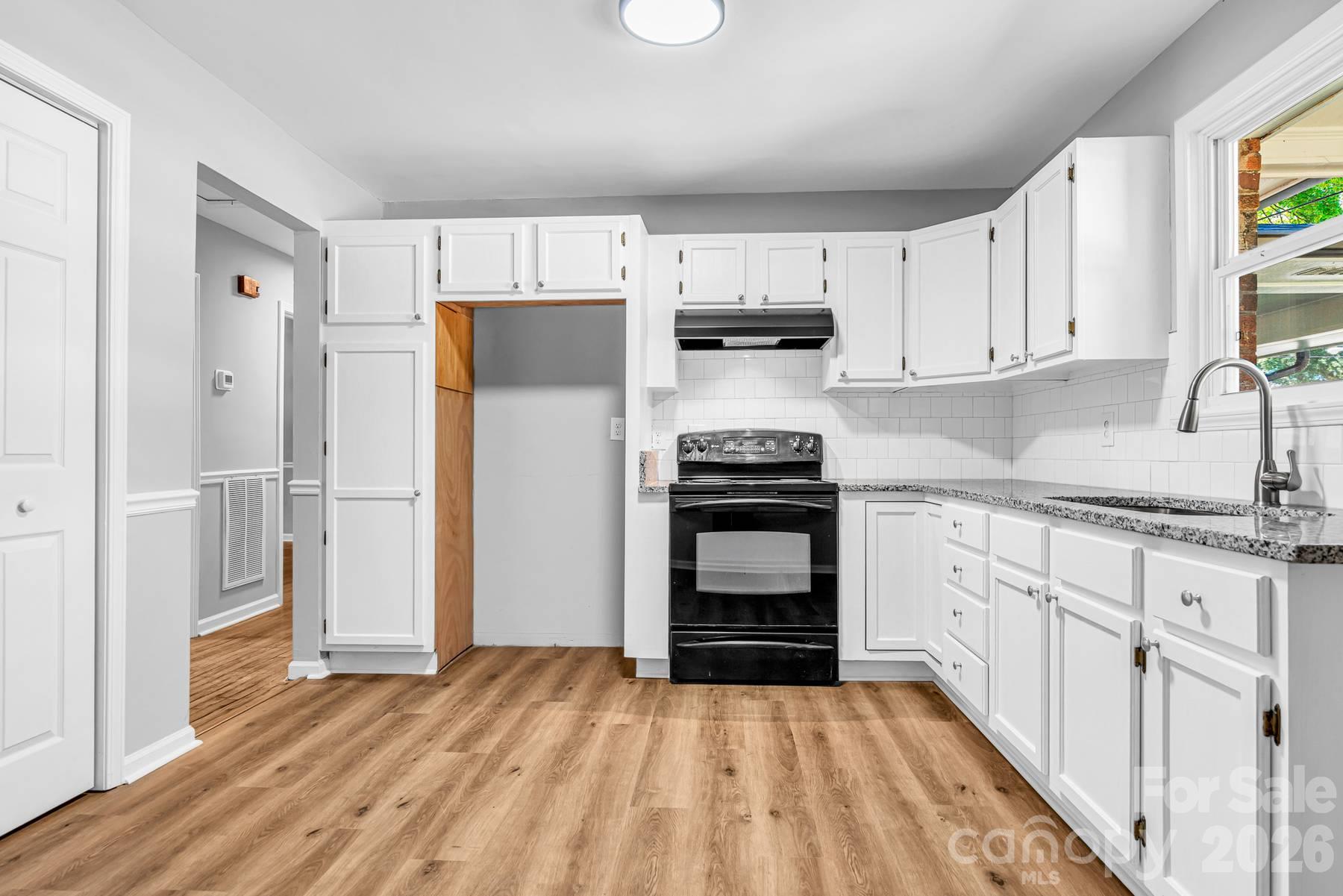 402 E Horah Street Property Photo 25