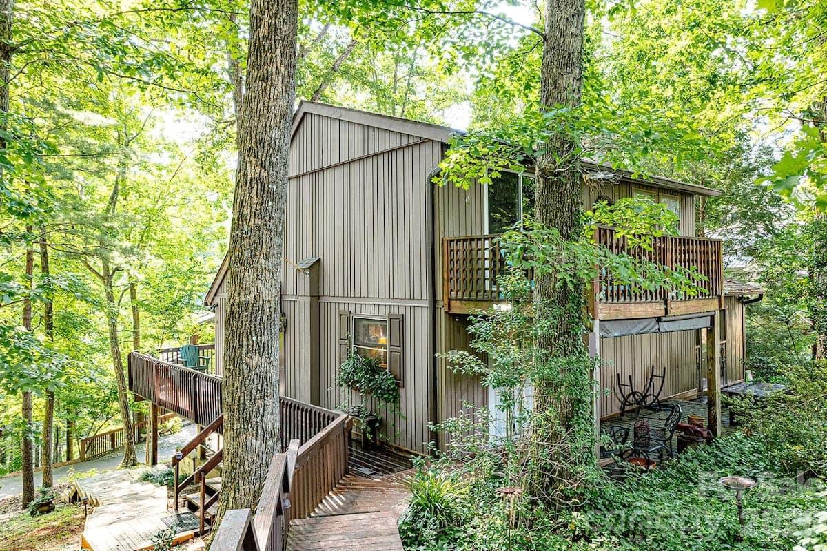 208 N West Lake Drive Property Photo 1