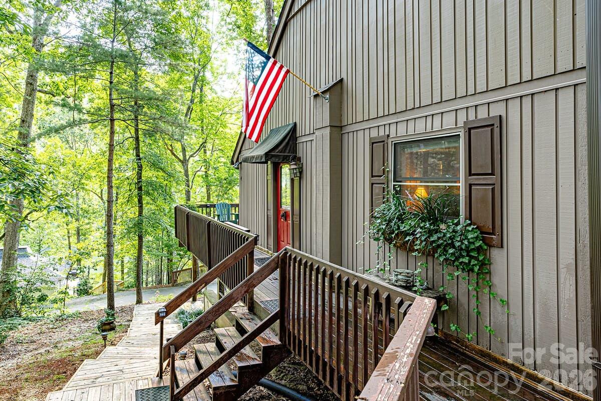208 N West Lake Drive Property Photo 3