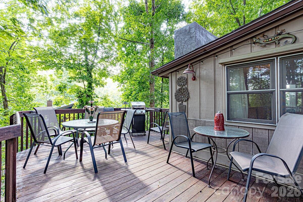 208 N West Lake Drive Property Photo 4