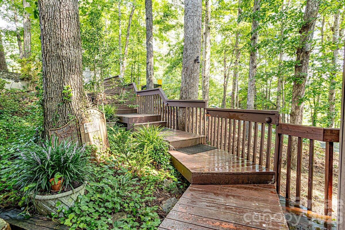 208 N West Lake Drive Property Photo 7