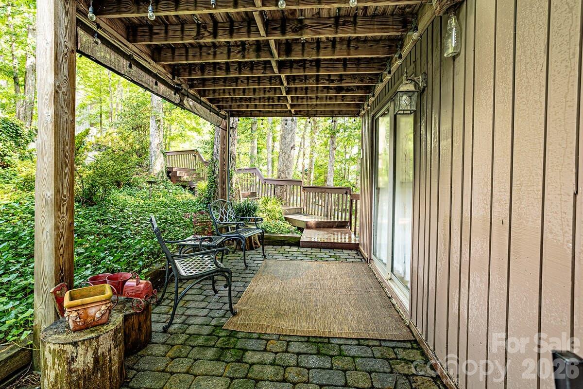 208 N West Lake Drive Property Photo 9