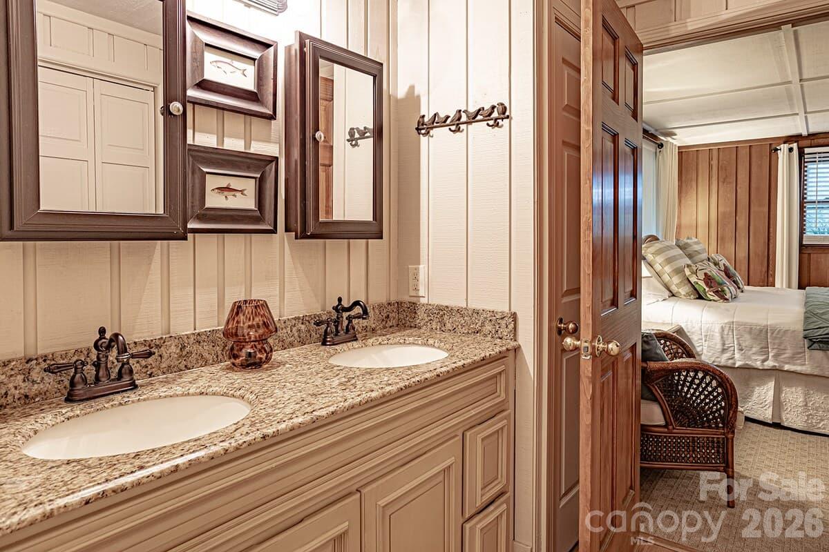 208 N West Lake Drive Property Photo 24
