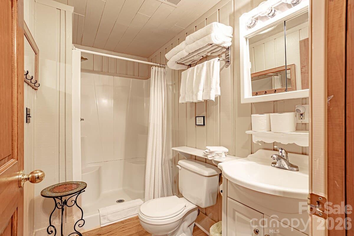 208 N West Lake Drive Property Photo 27