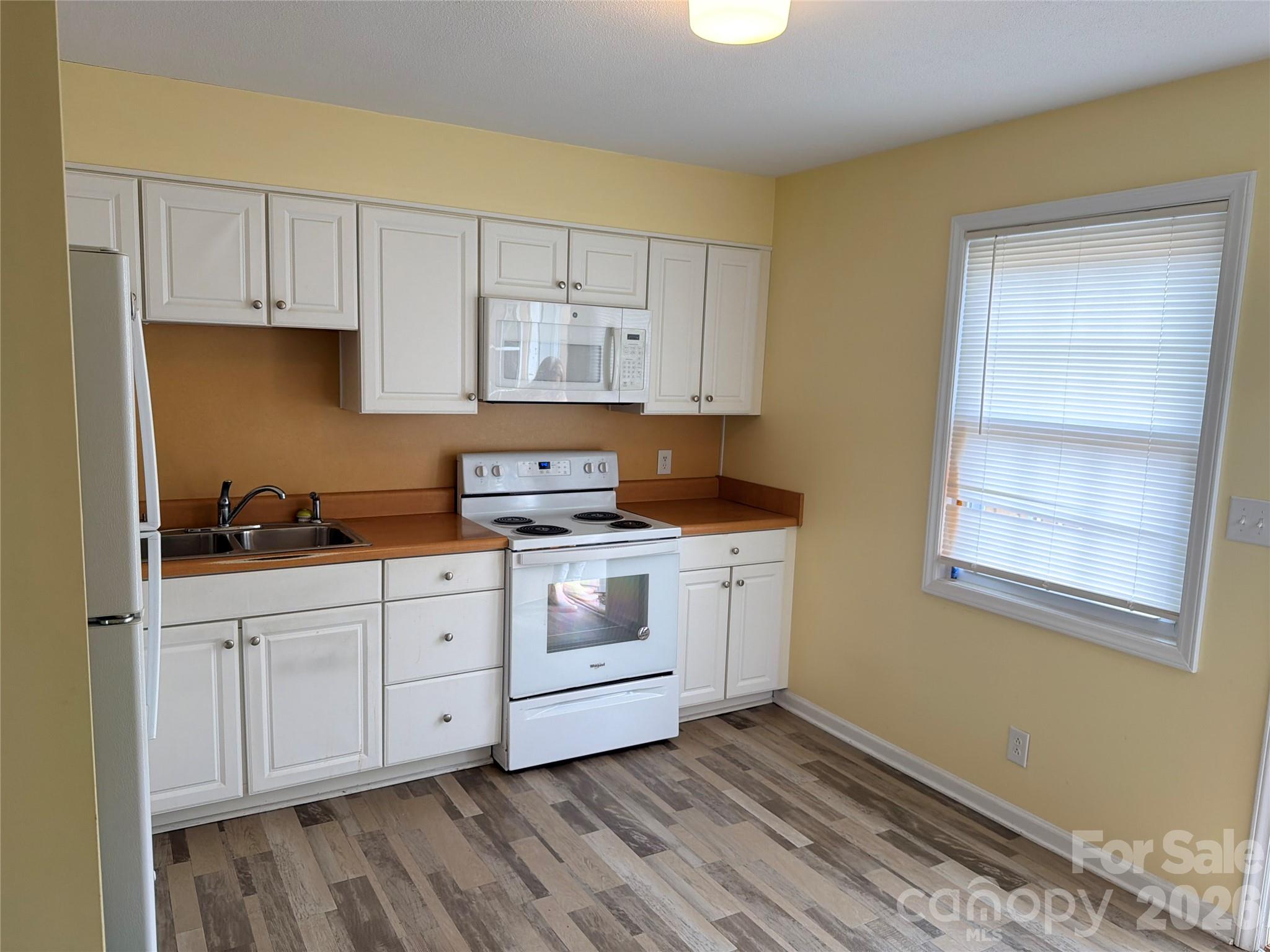 1300 Larchmont Place 202 Property Photo 11