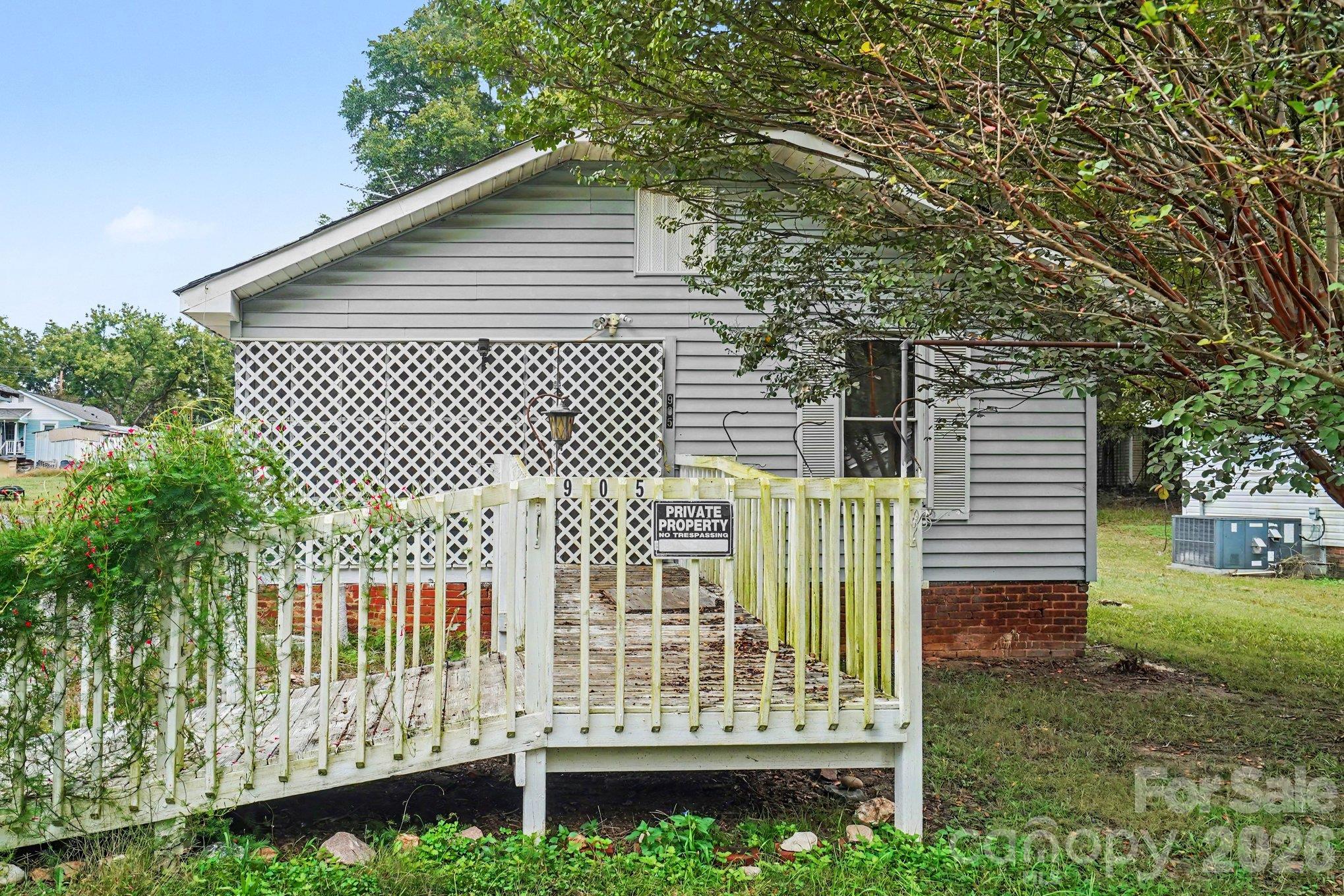 905 Skyland Street Property Photo 2