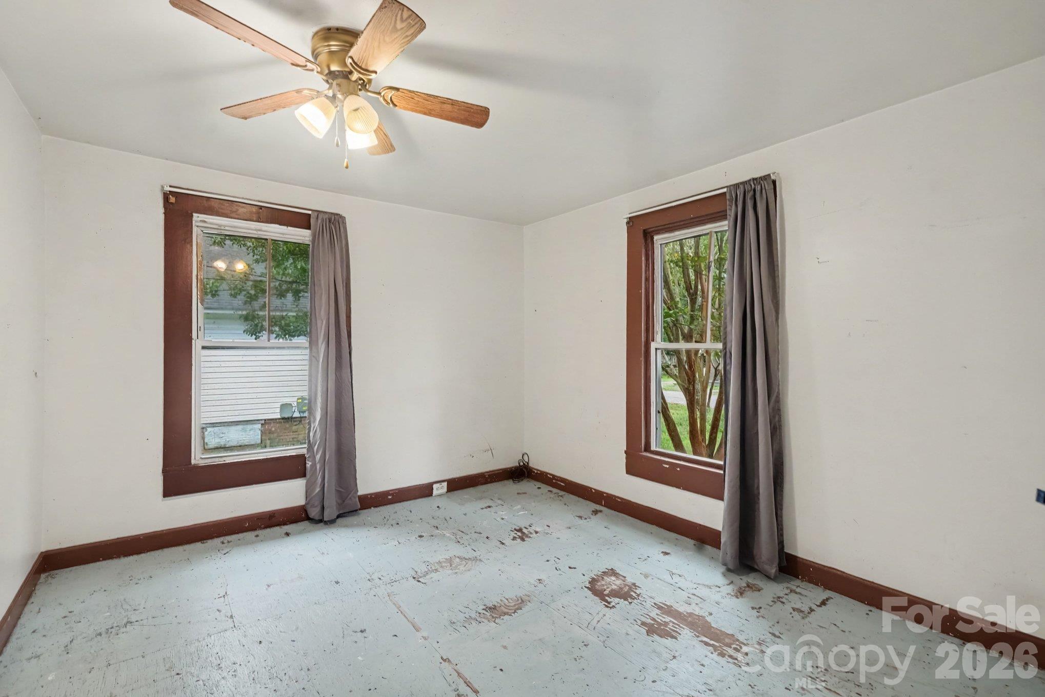 905 Skyland Street Property Photo 8