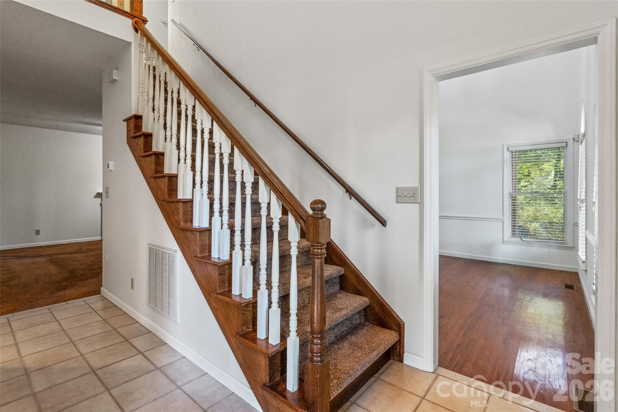 6010 River Run Drive Property Photo 5