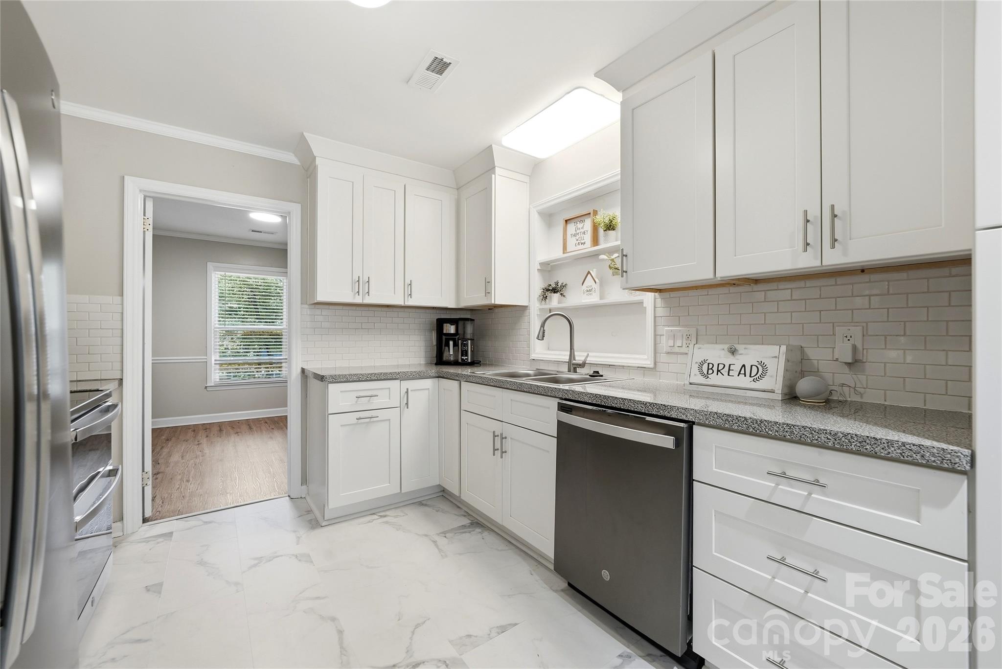 718 E Hoke Street Property Photo 3