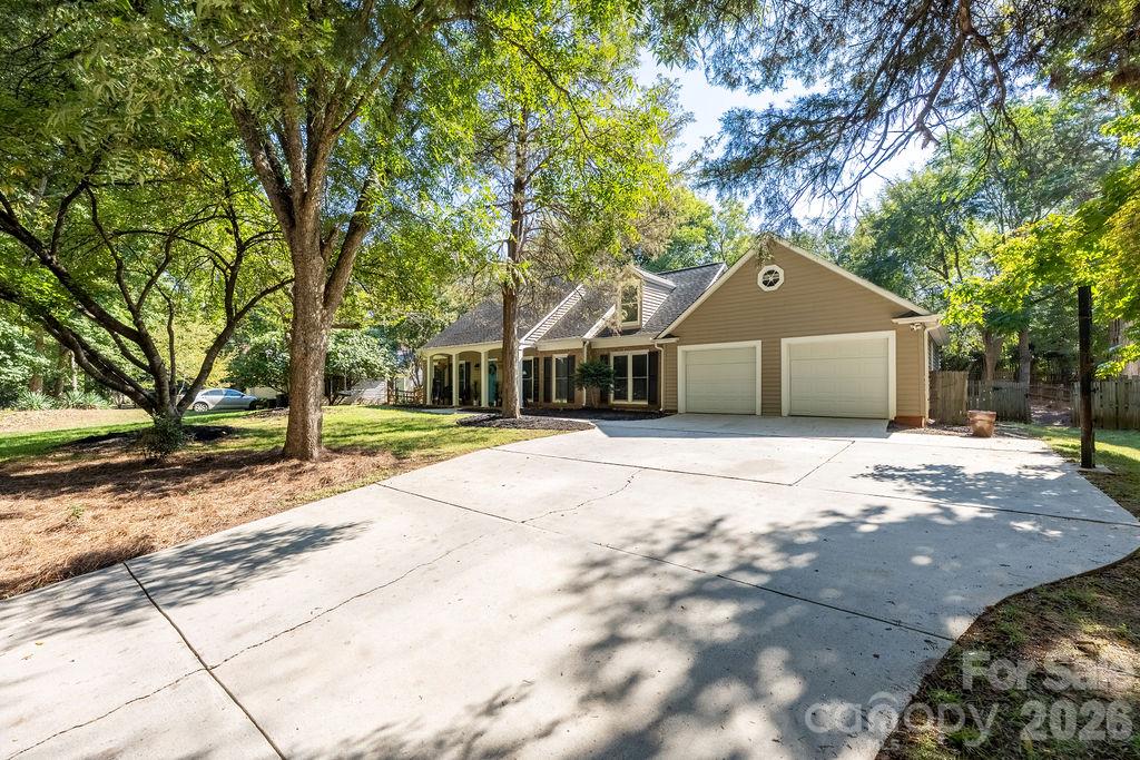 9423 Whitethorn Drive Property Photo 6