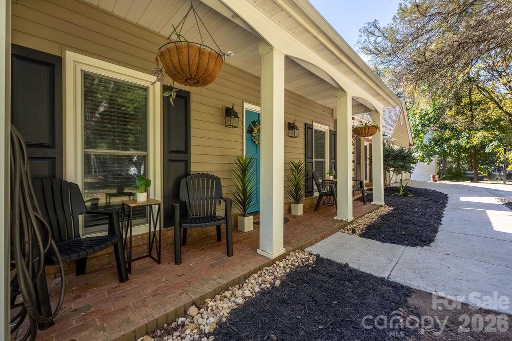 9423 Whitethorn Drive Property Photo 8