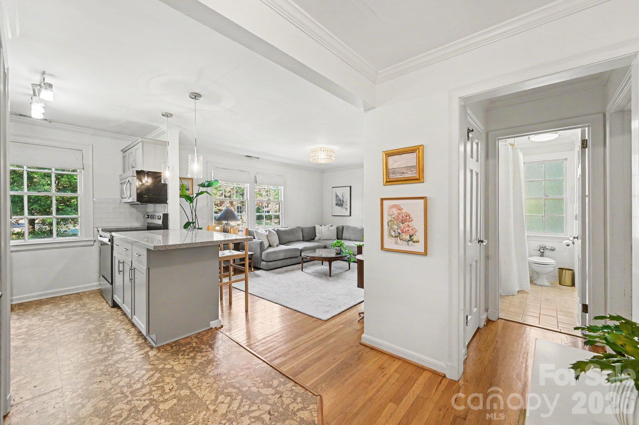 101 S Laurel Avenue 72b Property Photo 4