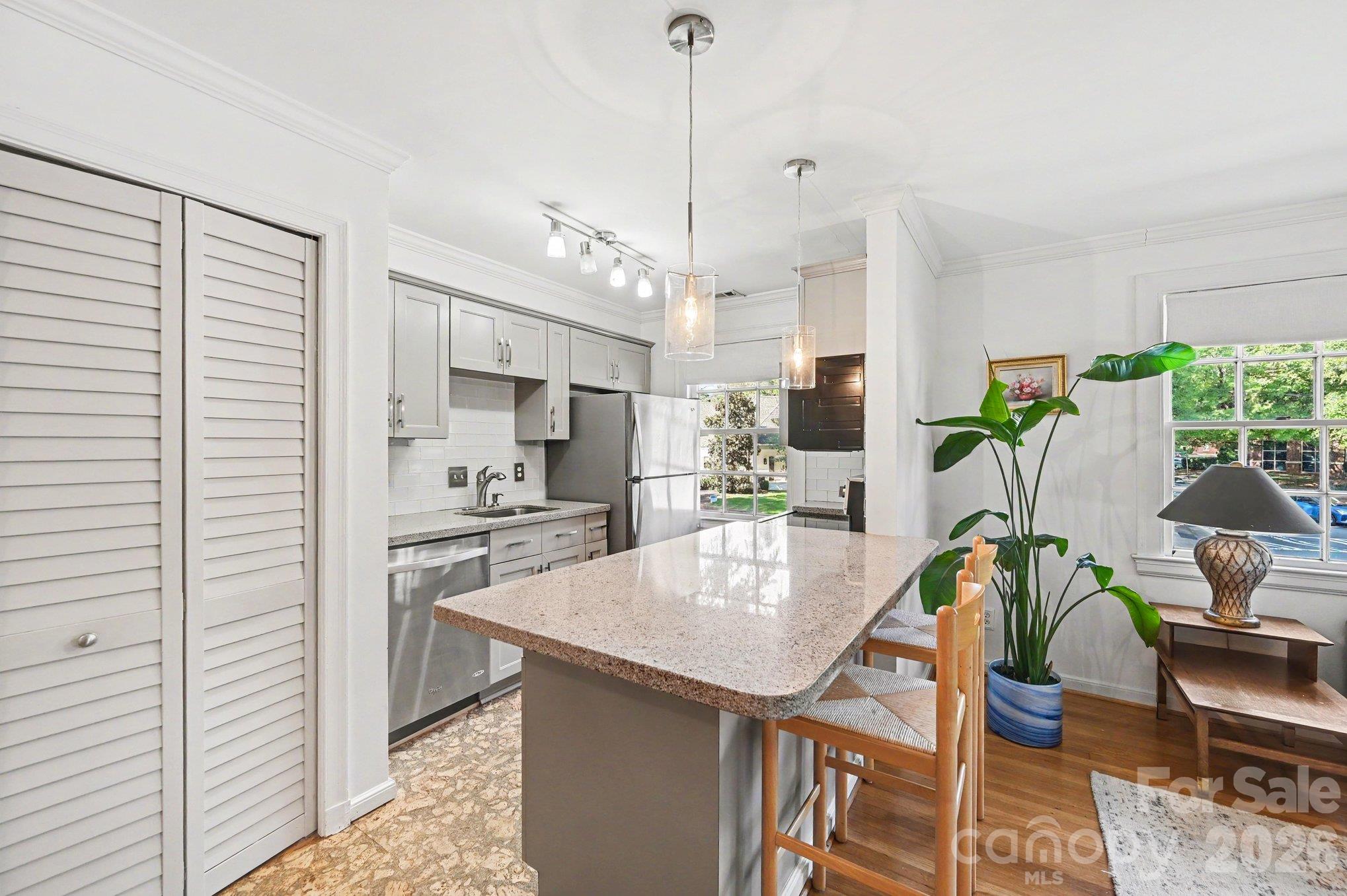 101 S Laurel Avenue 72b Property Photo 8