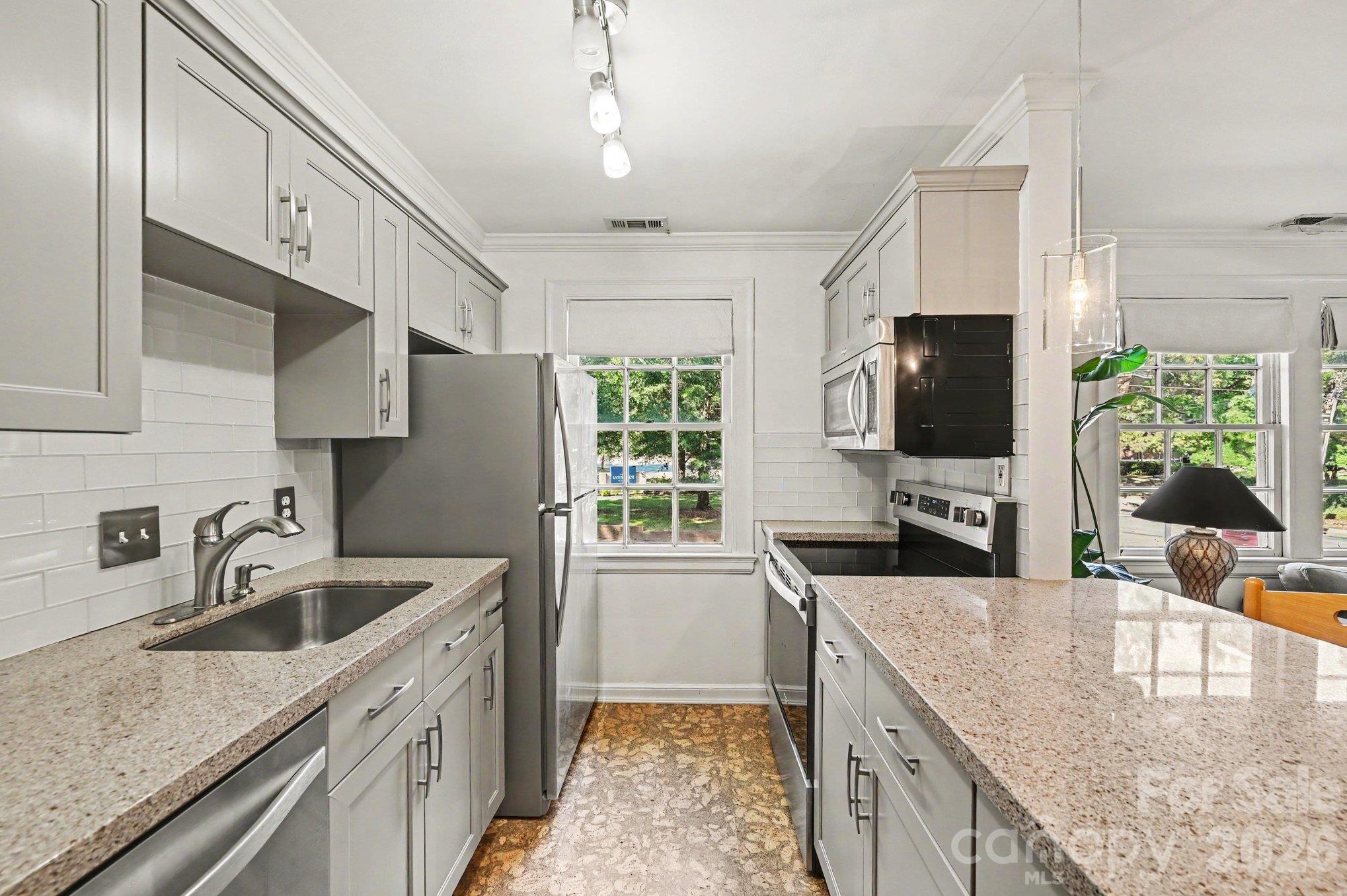 101 S Laurel Avenue 72b Property Photo 9