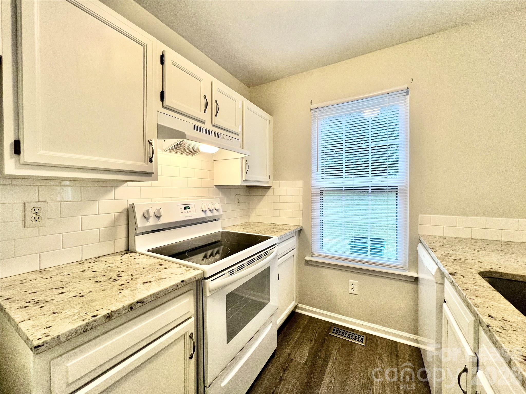 8253 Circle Tree Lane Property Photo 4