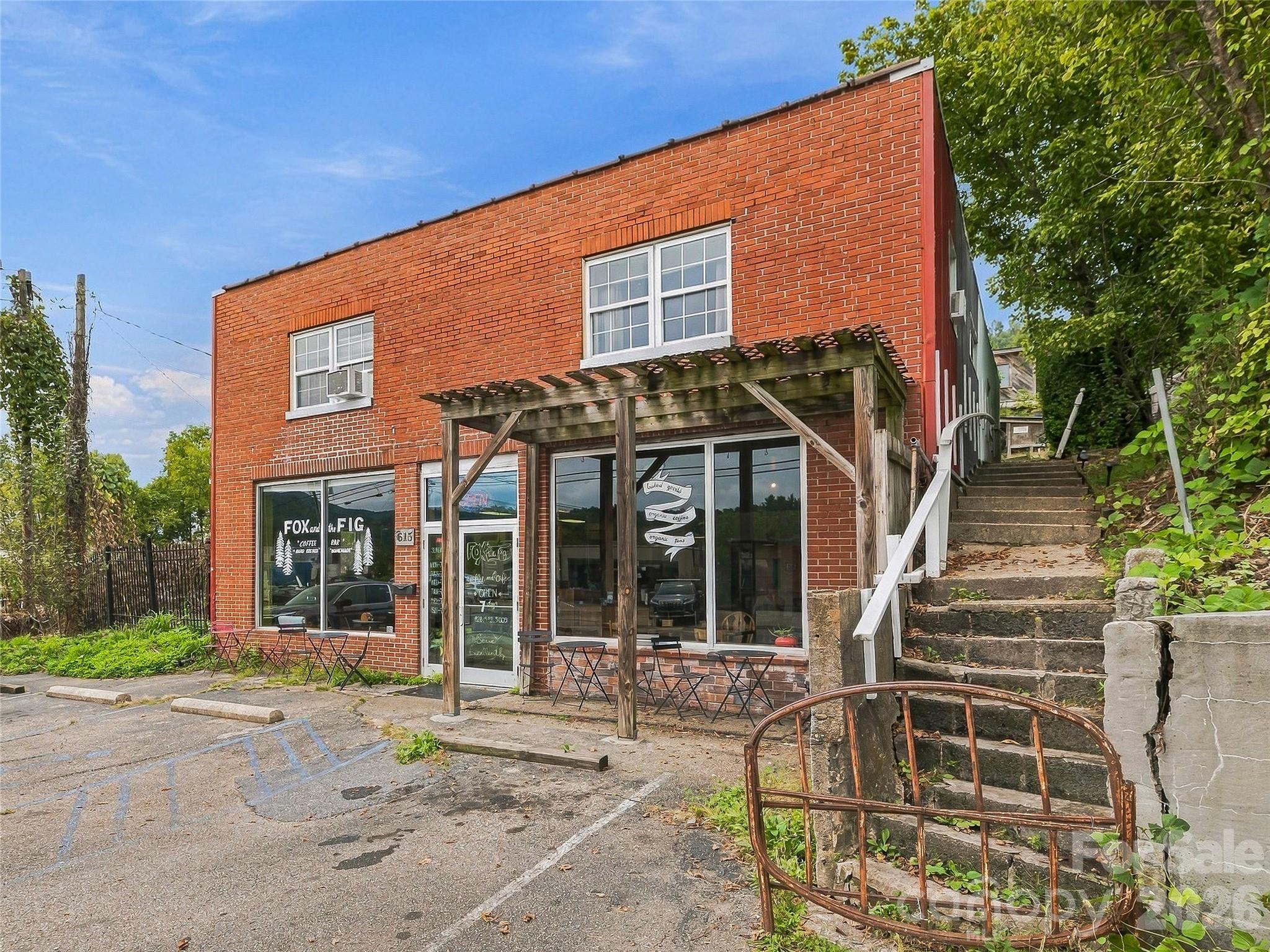 615 Oak Avenue Property Photo 1
