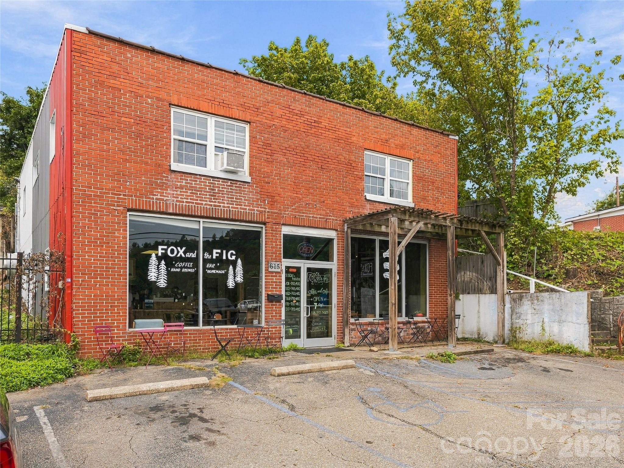 615 Oak Avenue Property Photo 2